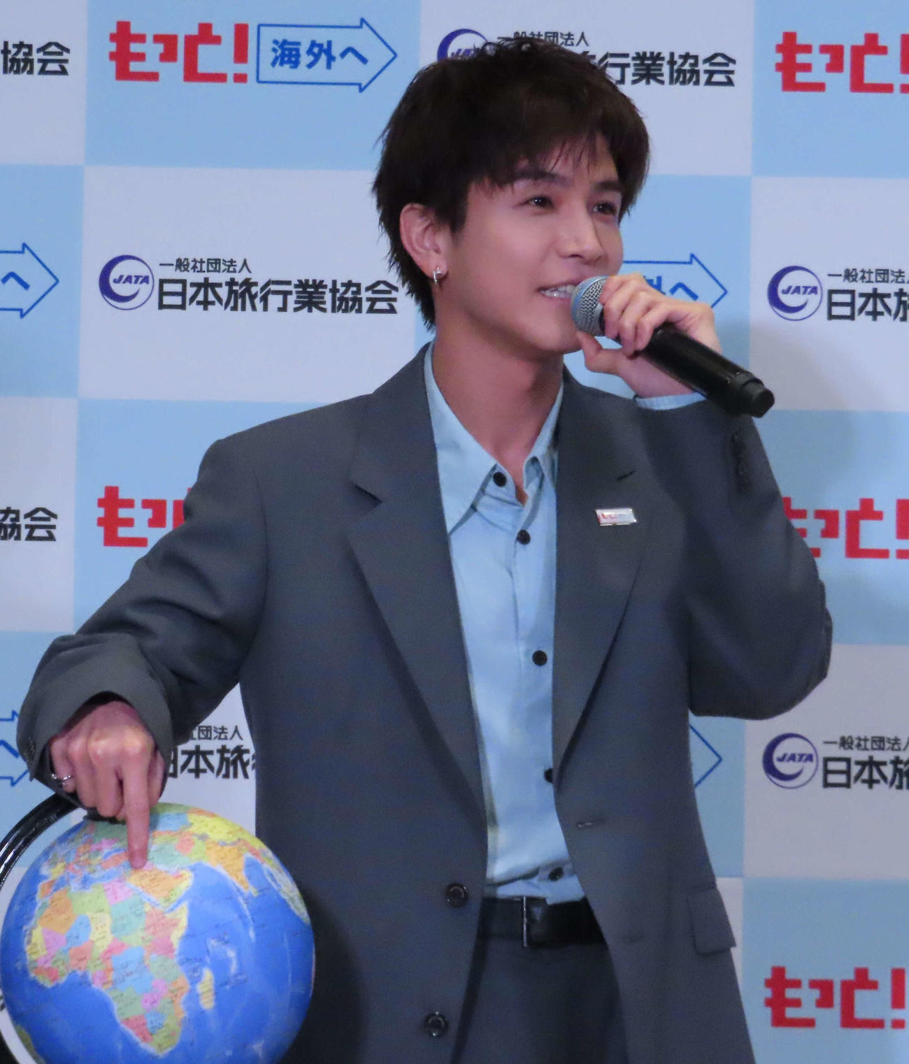 JATA海外旅行アンバサダー就任発表会で、エジプトを指差す岩田剛典