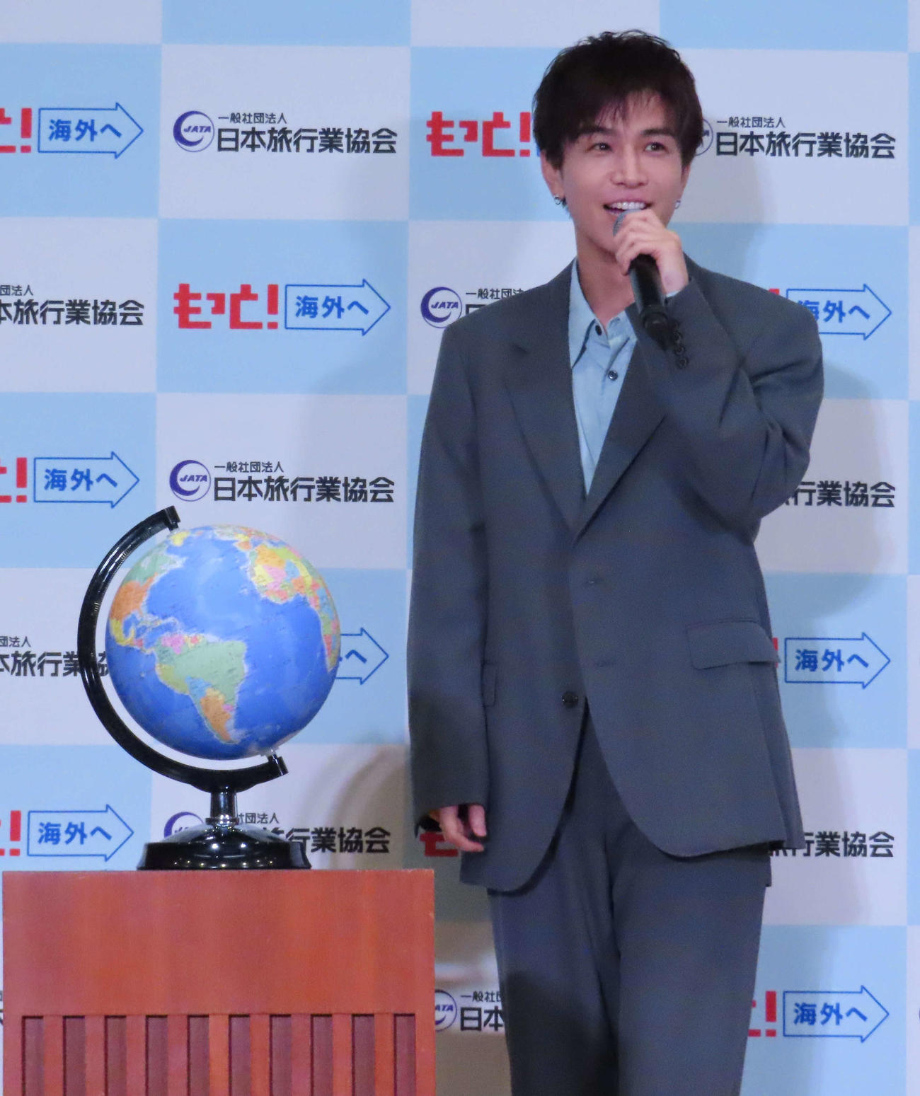 JATA海外旅行アンバサダー就任発表会で地球儀をプレゼントされる岩田剛典