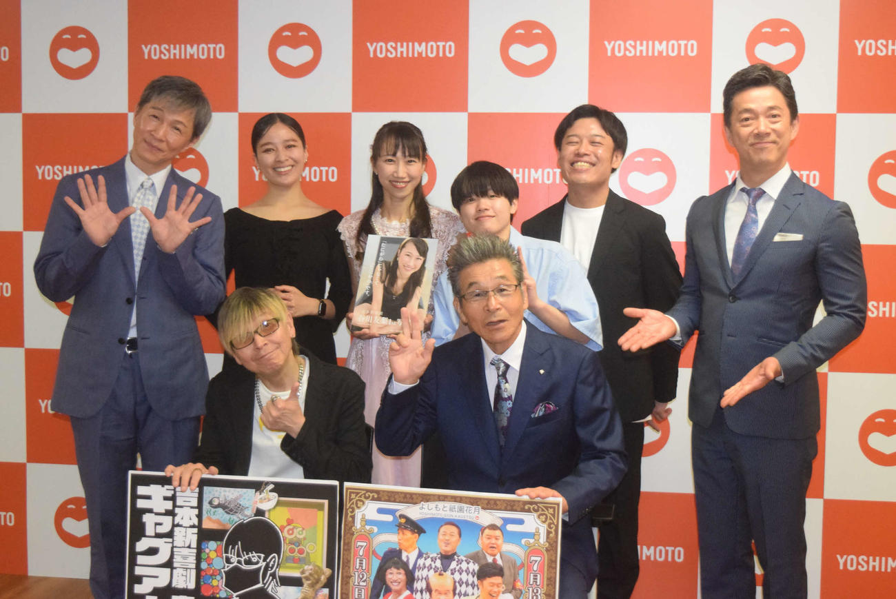 吉本新喜劇GM月例会見に出席した、前列左から）吉田ヒロ、間寛平、後列左から）アキ、小林ゆう、谷川友梨、筒井亜由貴、西川忠志（撮影・阪口孝志）