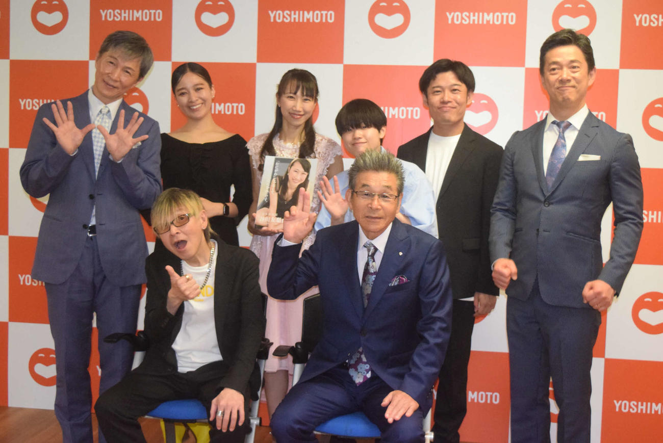 吉本新喜劇GM月例会見に出席した、前列左から）吉田ヒロ、間寛平、後列左から）アキ、小林ゆう、谷川友梨、筒井亜由貴、西川忠志（撮影・阪口孝志）