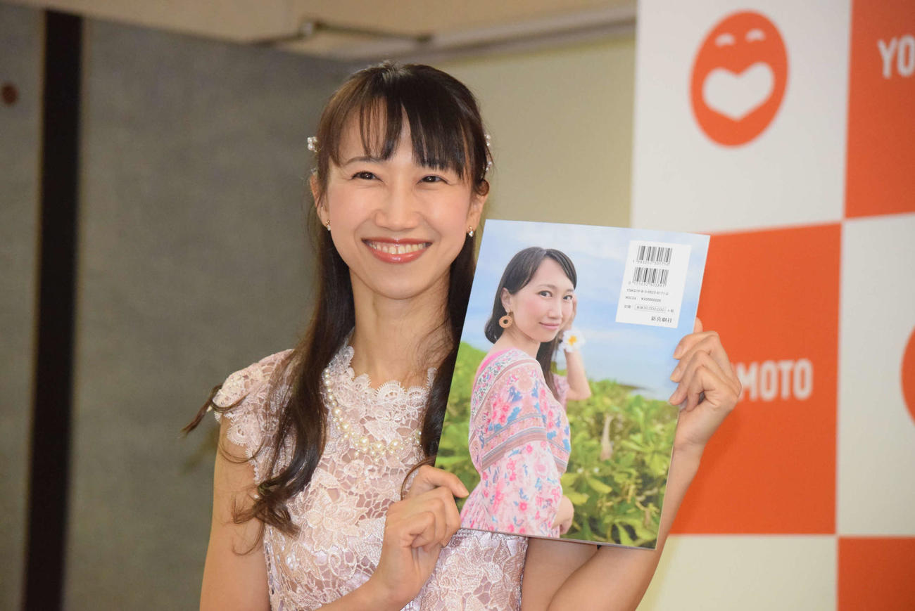 自費出版写真集のお気に入りカットを手に笑顔を見せる谷川友梨（撮影・阪口孝志）