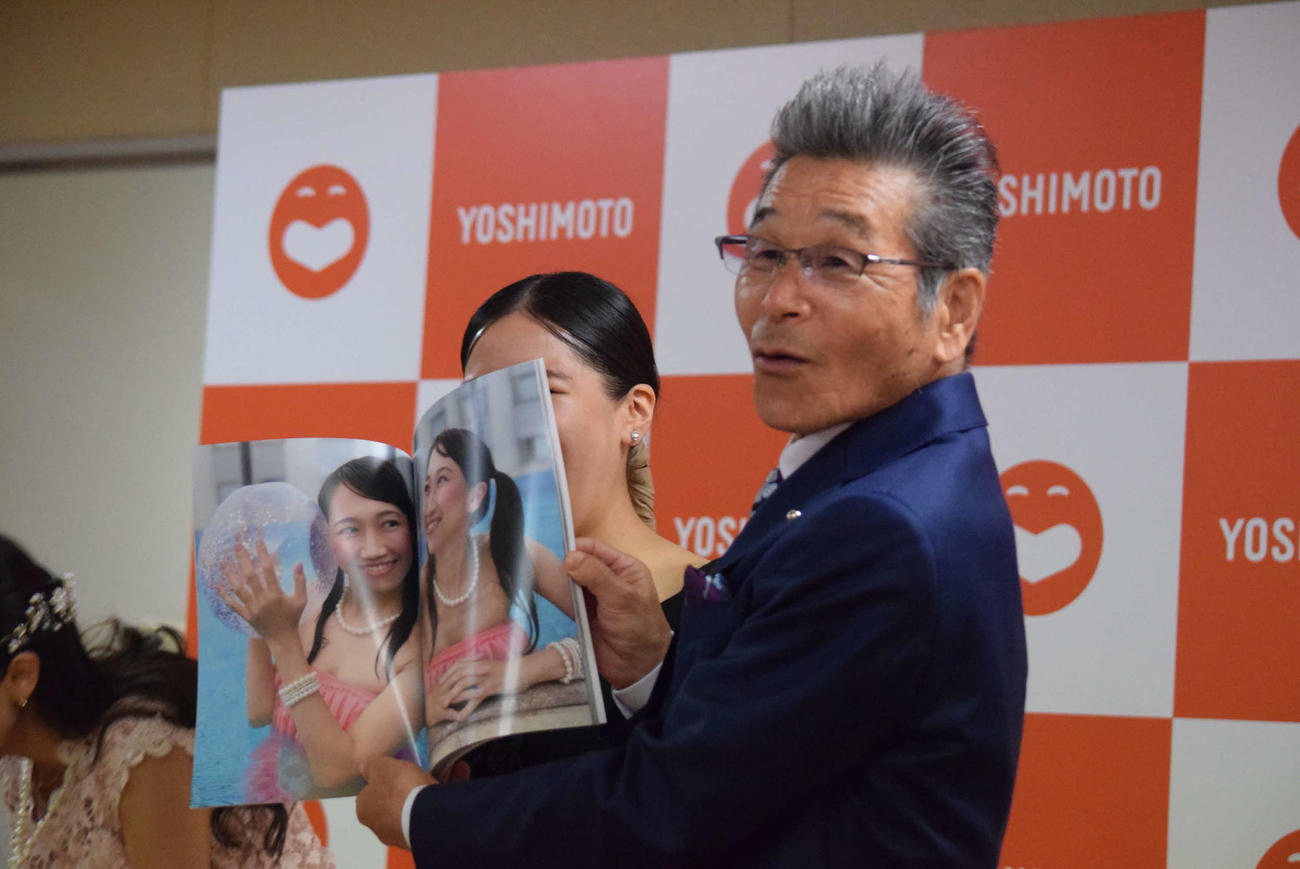 谷川友梨の自費出版写真集に微妙な表情を見せる間寛平GM（撮影・阪口孝志）