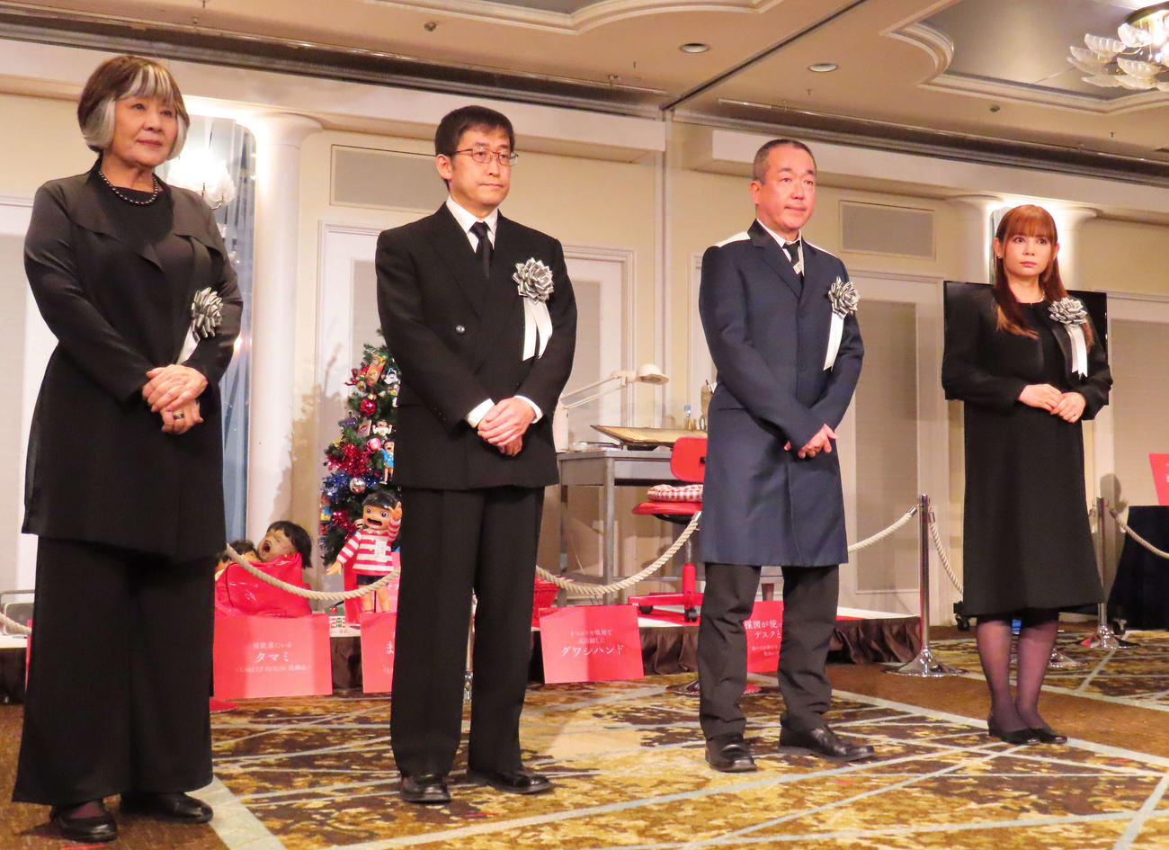 「楳図かずお　サバラ！　お別れの会」に参列した、左から里中満智子さん、伊藤潤二さん、高橋のぼるさん、中川翔子