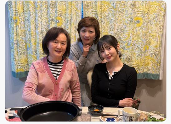 「おばあちゃんはお母さんって言われるし、お母さんはお姉ちゃんって言われる」スリーショットをアップした岡田紗佳（Xから）