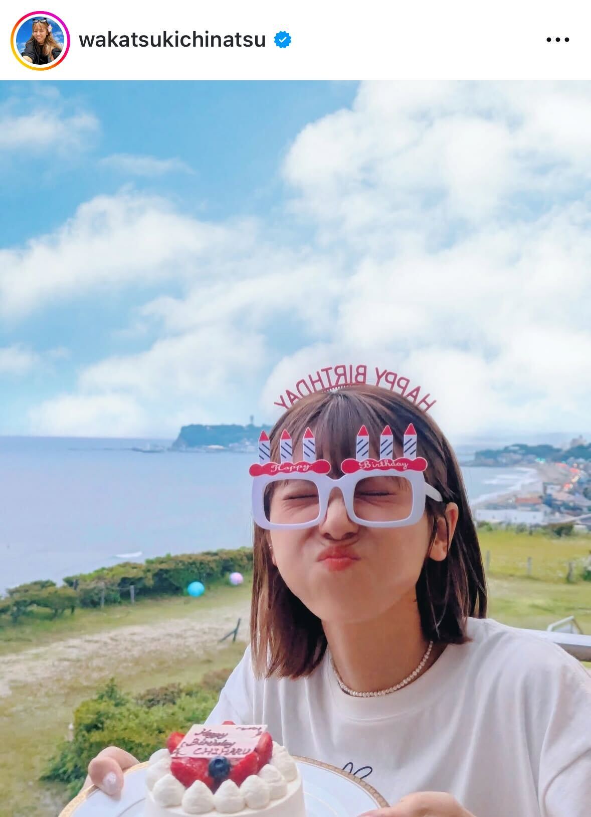 バースデーケーキを手に笑顔の若槻千夏（
（インスタグラムから）