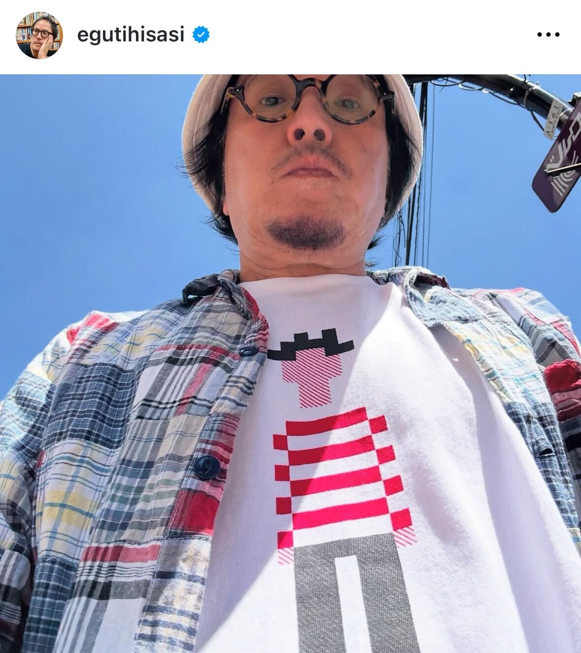 楳図かずおさんのキャラが描かれたTシャツを着る江口寿史（インスタグラムから）