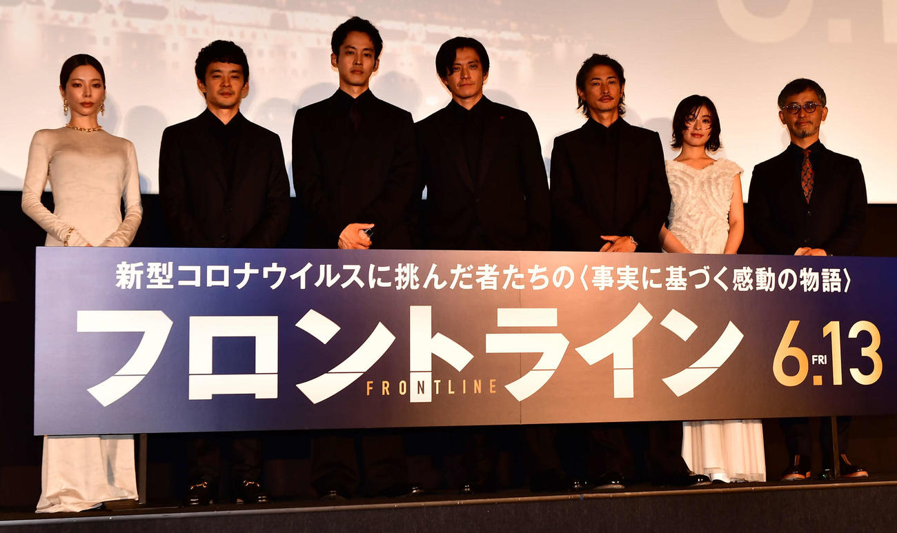 映画「フロントライン」のジャパンプレミアに出席した左から、桜井ユキ、池松壮亮、松坂桃李、小栗旬、窪塚洋介、森七菜、関根光才監督（撮影・松尾幸之介）
