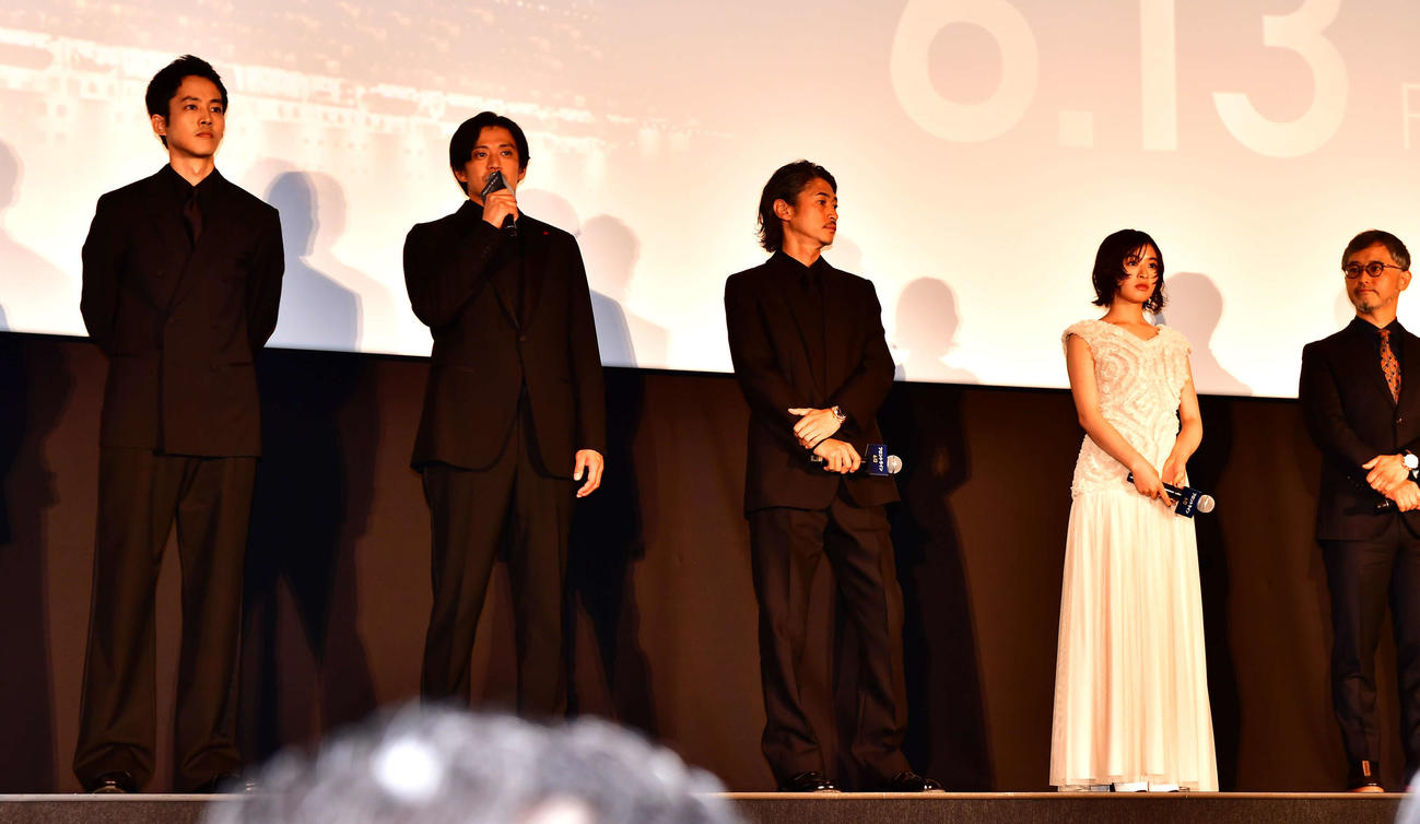 映画「フロントライン」（6月13日公開、関根光才監督）のジャパンプレミアに出席した小栗旬（左から2人目）ら（撮影・松尾幸之介）