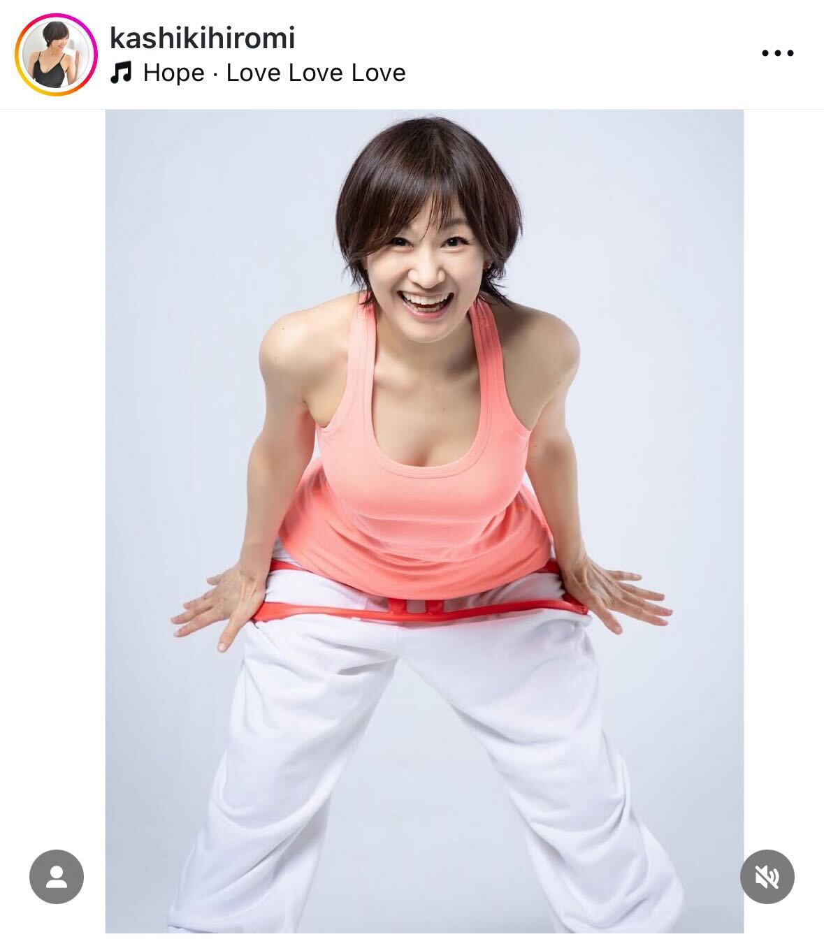 薄ピンクのタンクトップ姿の樫木裕実さん（インスタグラムから）