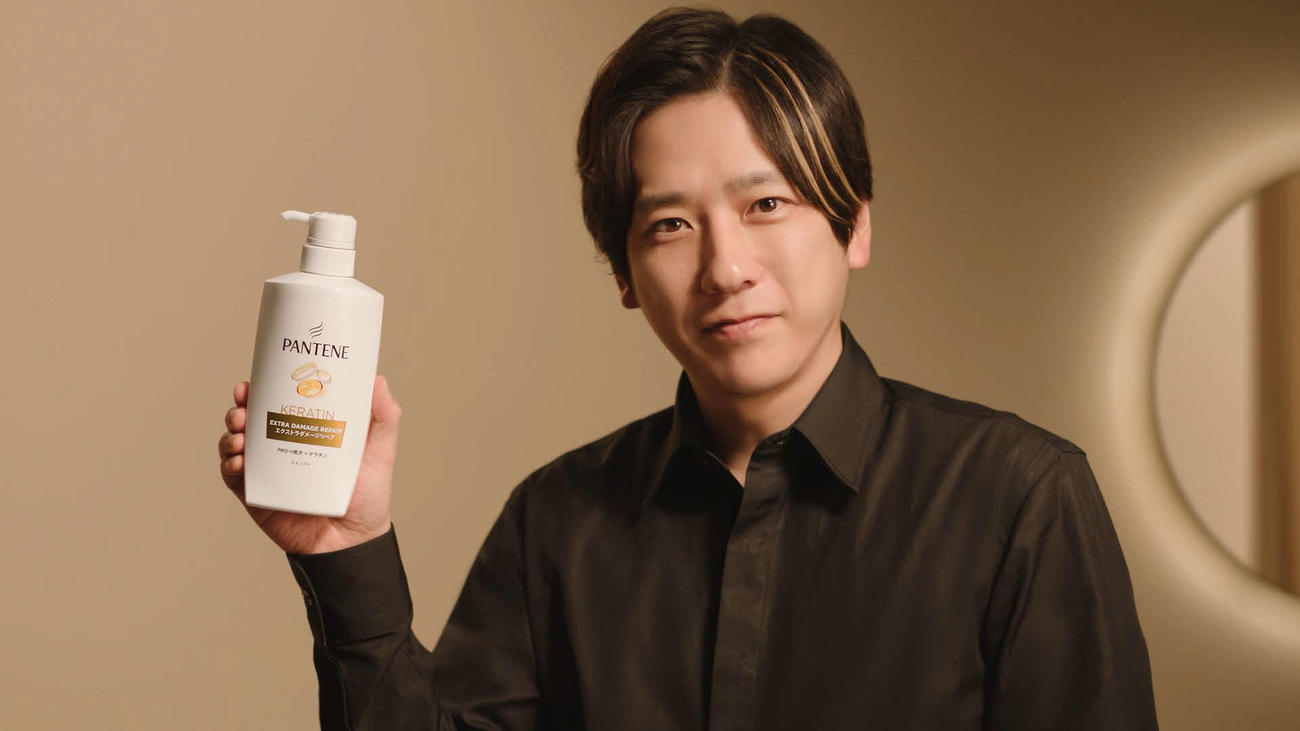ゴールドのメッシュを入れたヘアスタイルの二宮和也