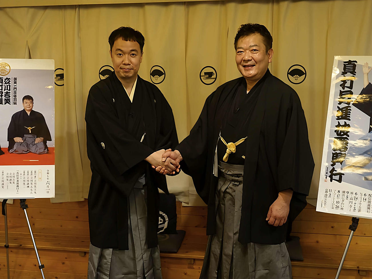 真打ち昇進会見を行った立川吉笑（左）、師匠の立川談笑