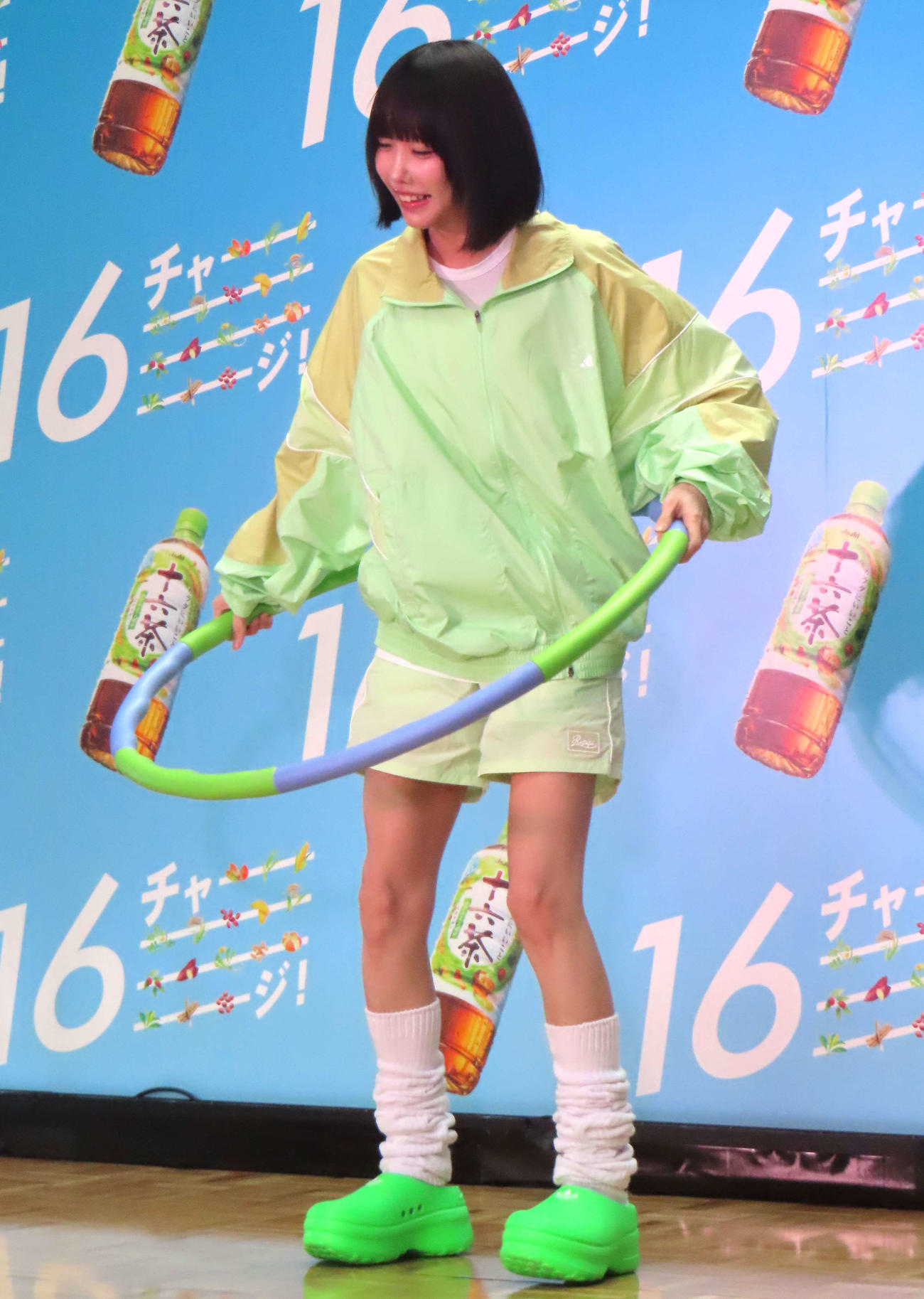 「16Cha　全国差入れ大作戦＠東京」プレス発表会でフラフープに挑むano