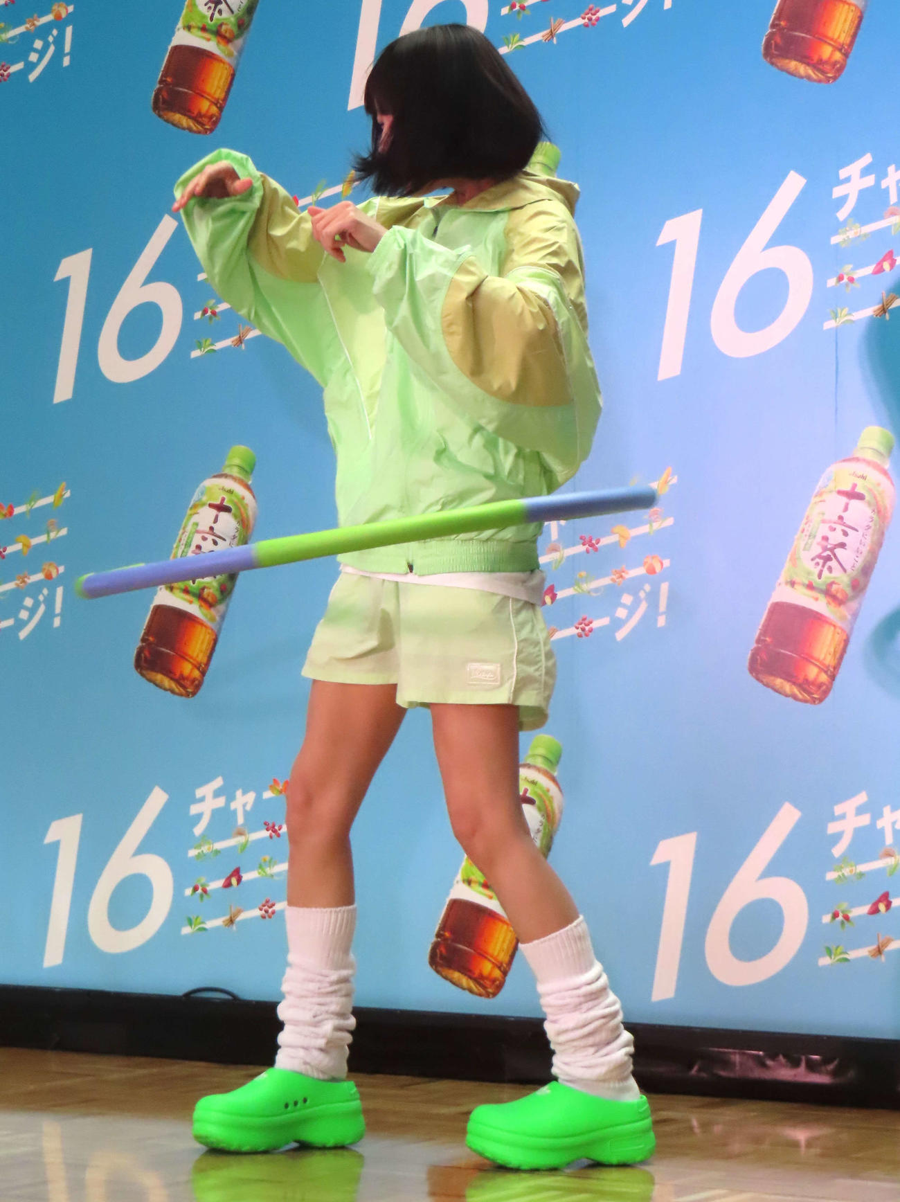 「16Cha　全国差入れ大作戦＠東京」プレス発表会でフラフープに挑むano