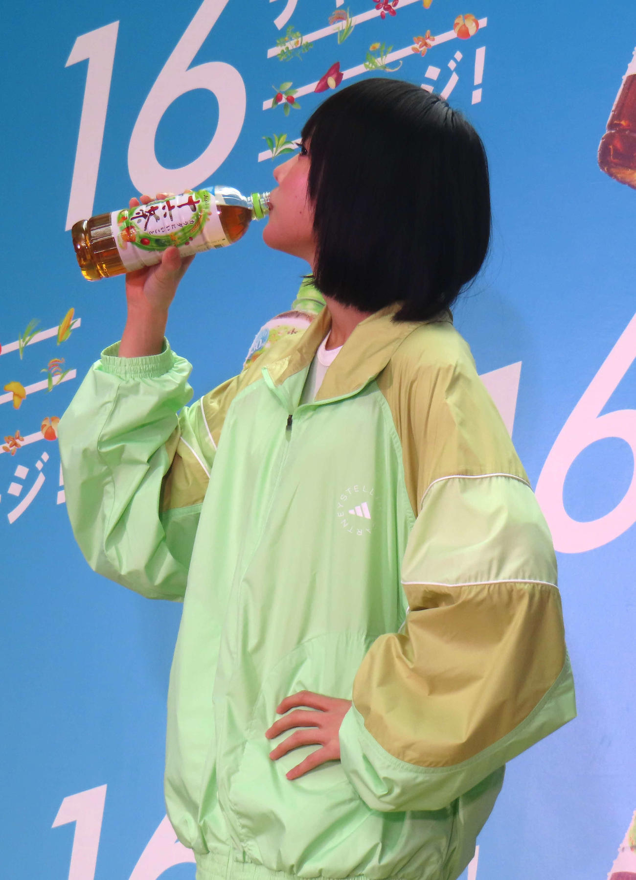 「十六茶」を飲むano