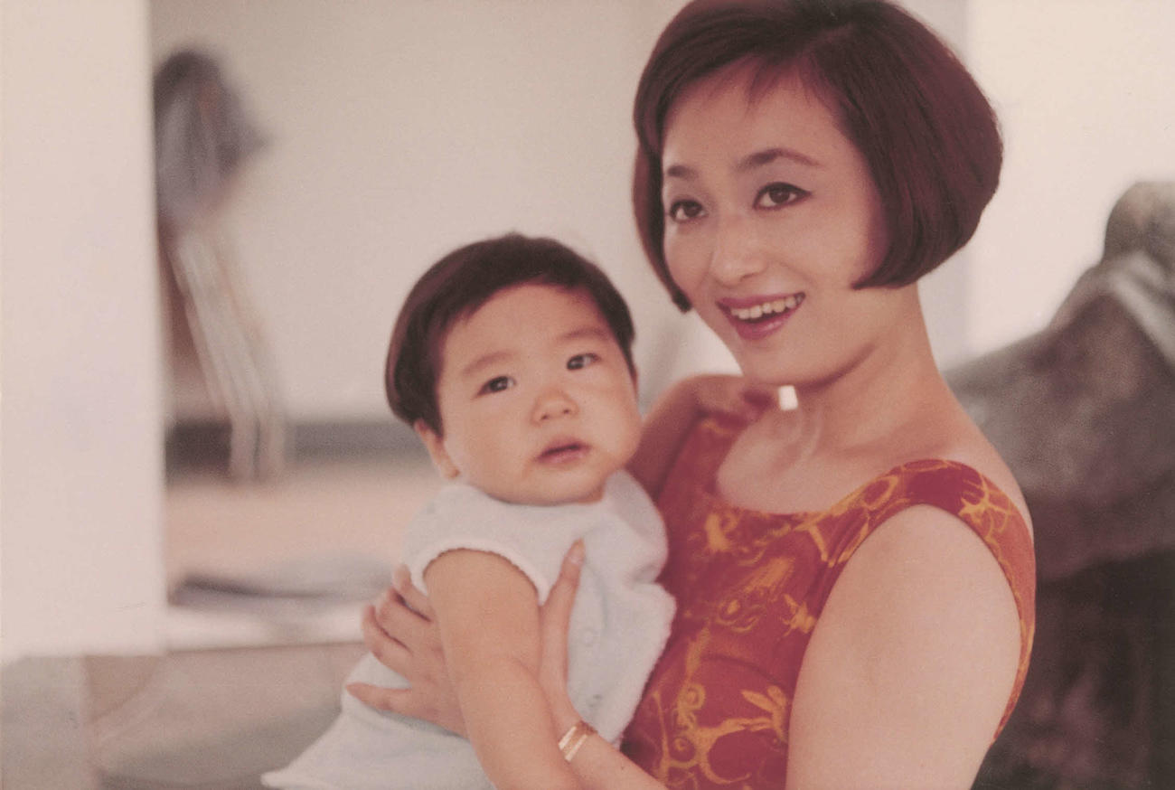生まれたばかりの香川照之を抱く浜木綿子（「浜木綿子　楽しく波瀾万丈」から）