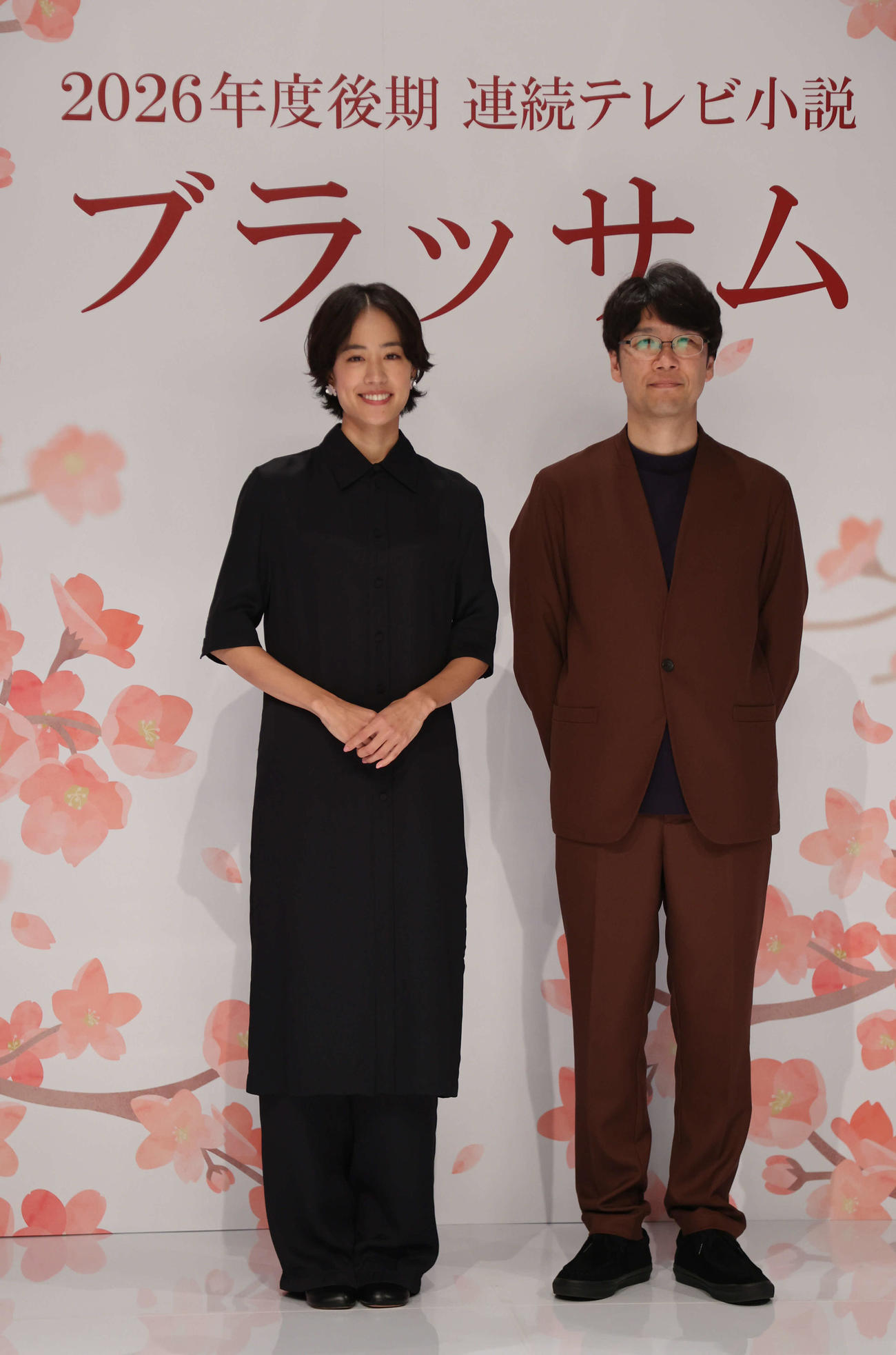 26年度後期の朝ドラ発表会見で記念撮影に臨む主演の石橋静河（左）と脚本の桜井剛（撮影・西尾就之）