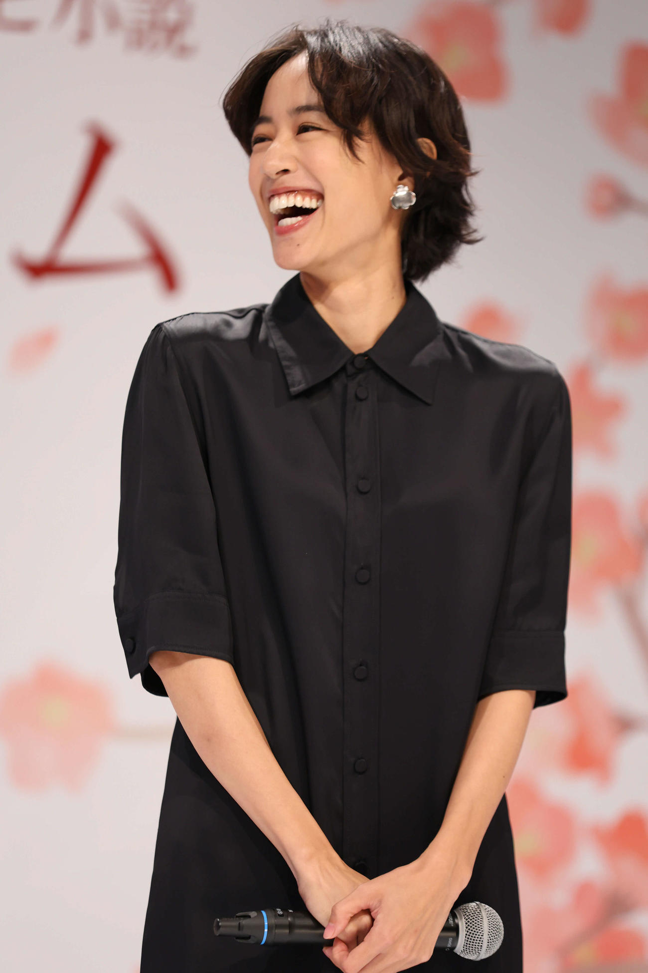 26年度後期の朝ドラ発表会見に臨む主演の石橋静河は笑顔を見せる（撮影・西尾就之）