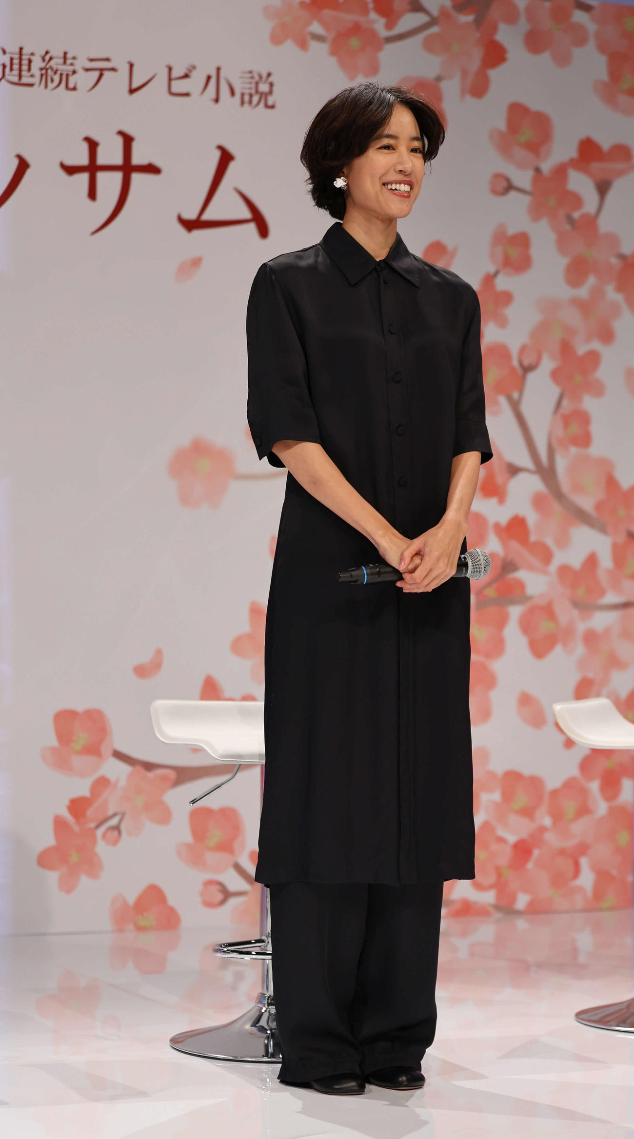 26年度後期の朝ドラ発表会見に臨む主演の石橋静河は笑顔を見せる（撮影・西尾就之）