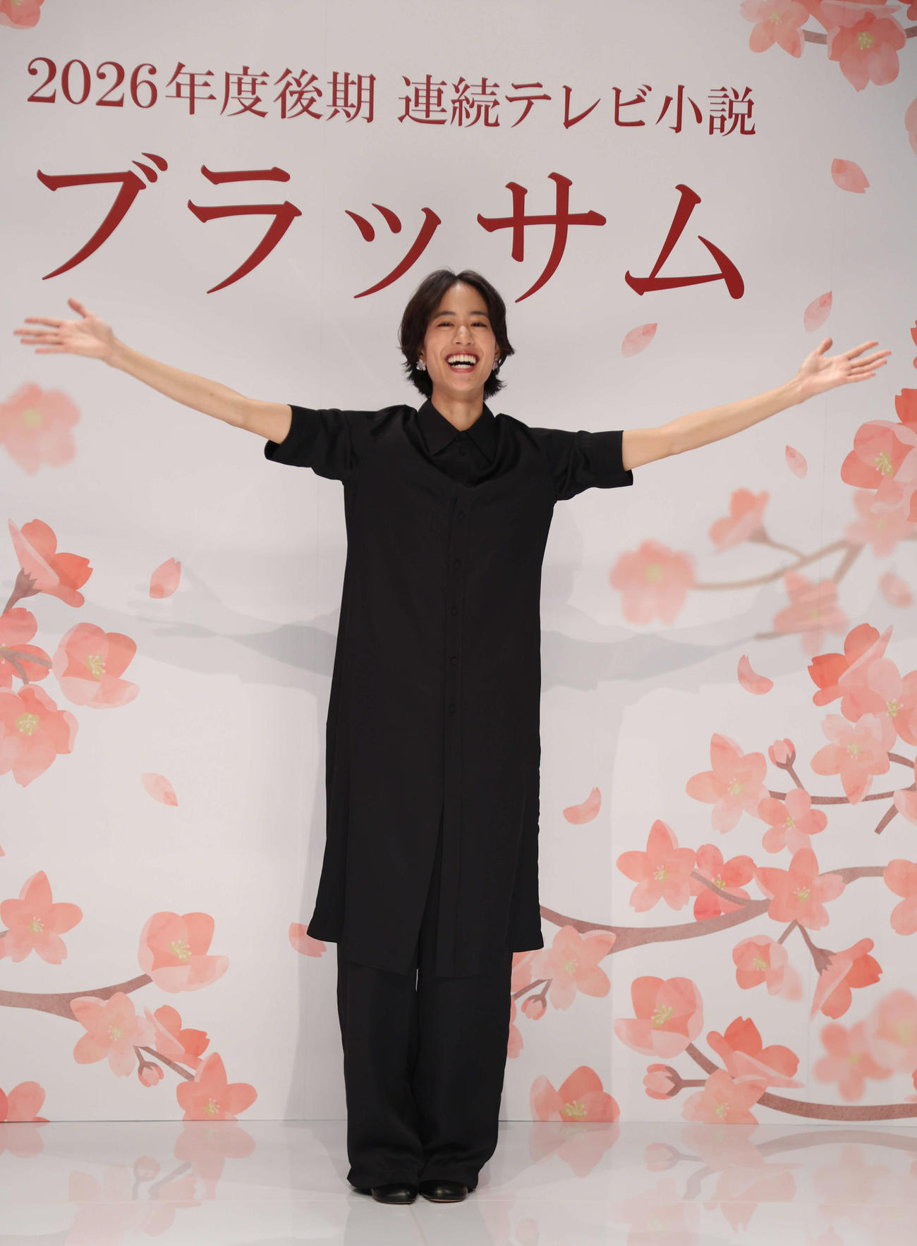 26年度後期の朝ドラ発表会見に臨んだ主演の石橋静河は「ブラッサムポーズ」（撮影・西尾就之）