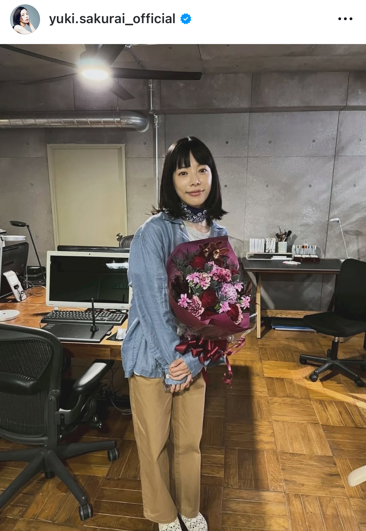 花束を手にした桜井ユキ（桜井ユキのインスタグラムから）