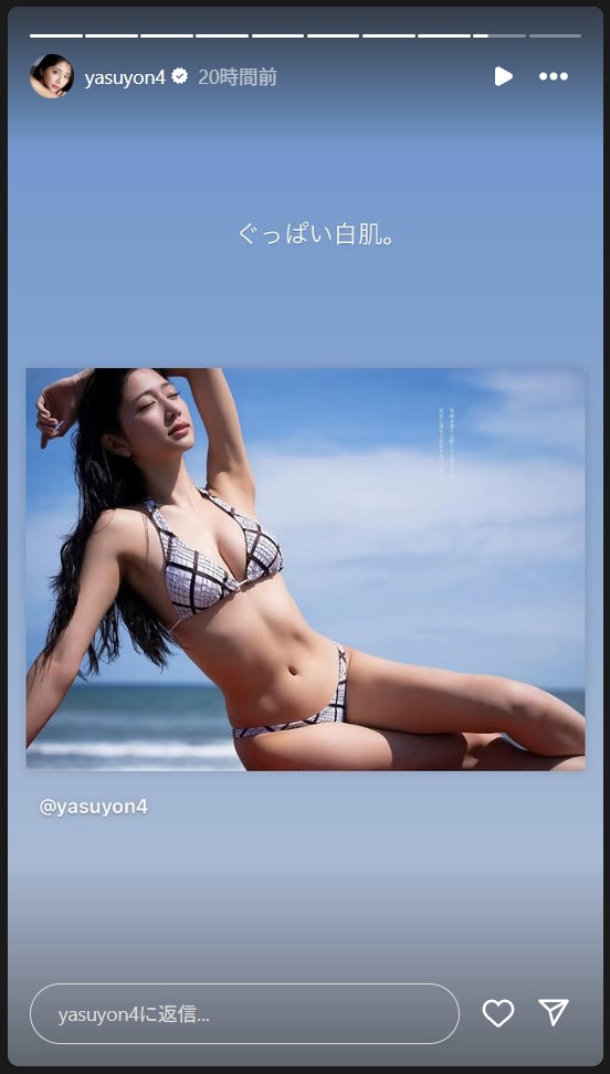 ビキニ姿で海辺の日差しを受ける斎藤恭代（斎藤恭代のストーリーズから）