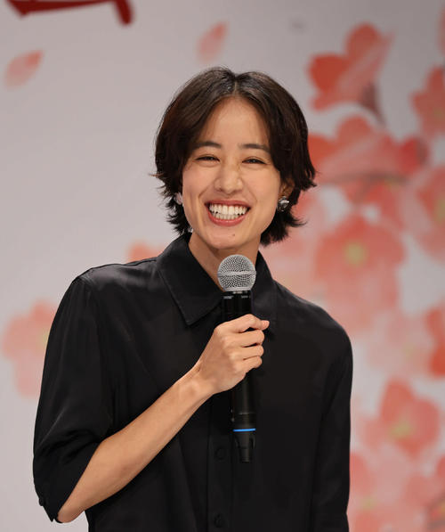 朝ドラヒロインの石橋静河は笑顔で会見の臨む(撮影・西尾就之)