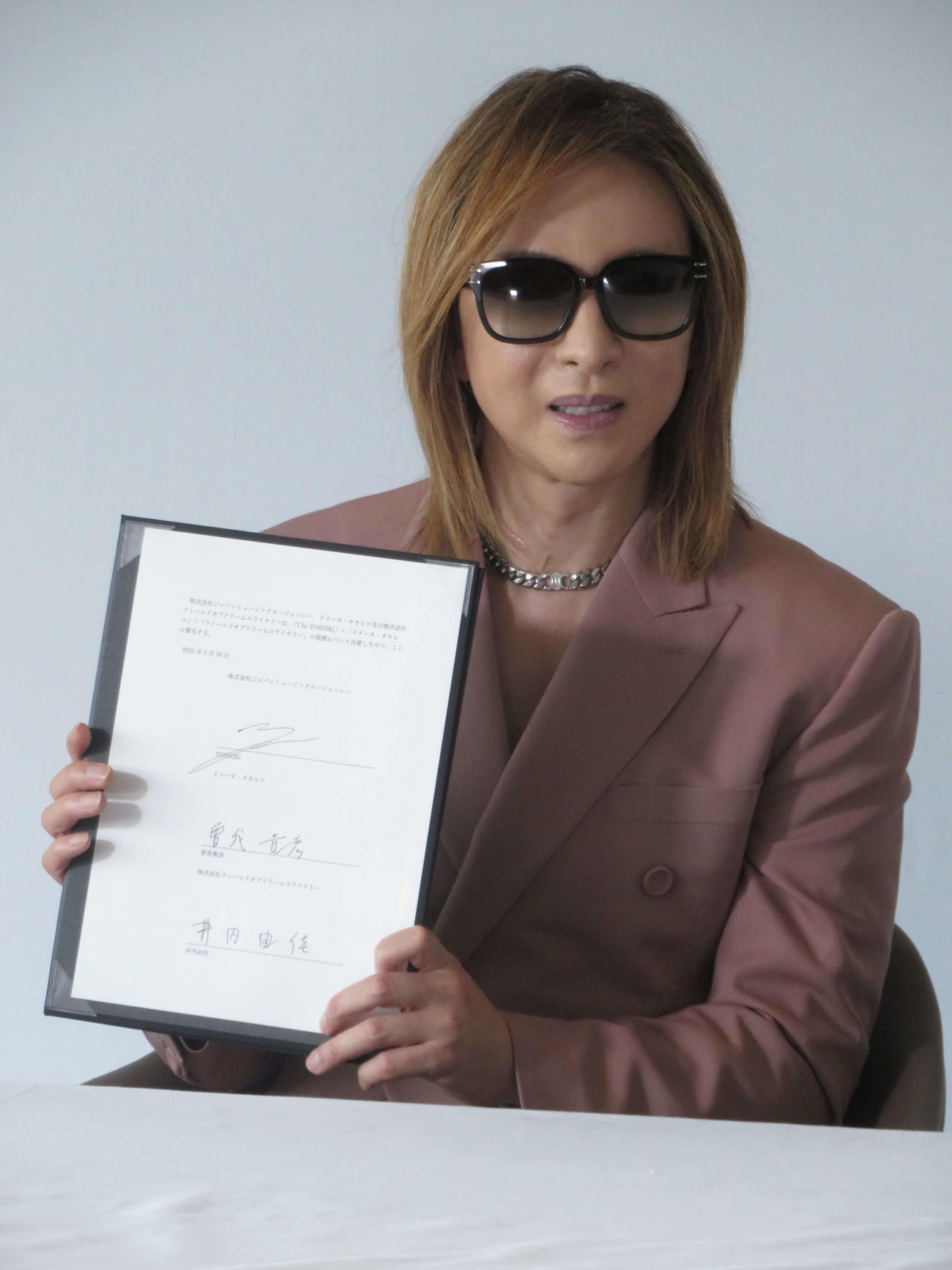 「Y by YOSHIKI」×「ドメーヌ・タカヒコ」×「フィールドオブドリームスワイナリー」提携・調印式に出席したYOSHIKI