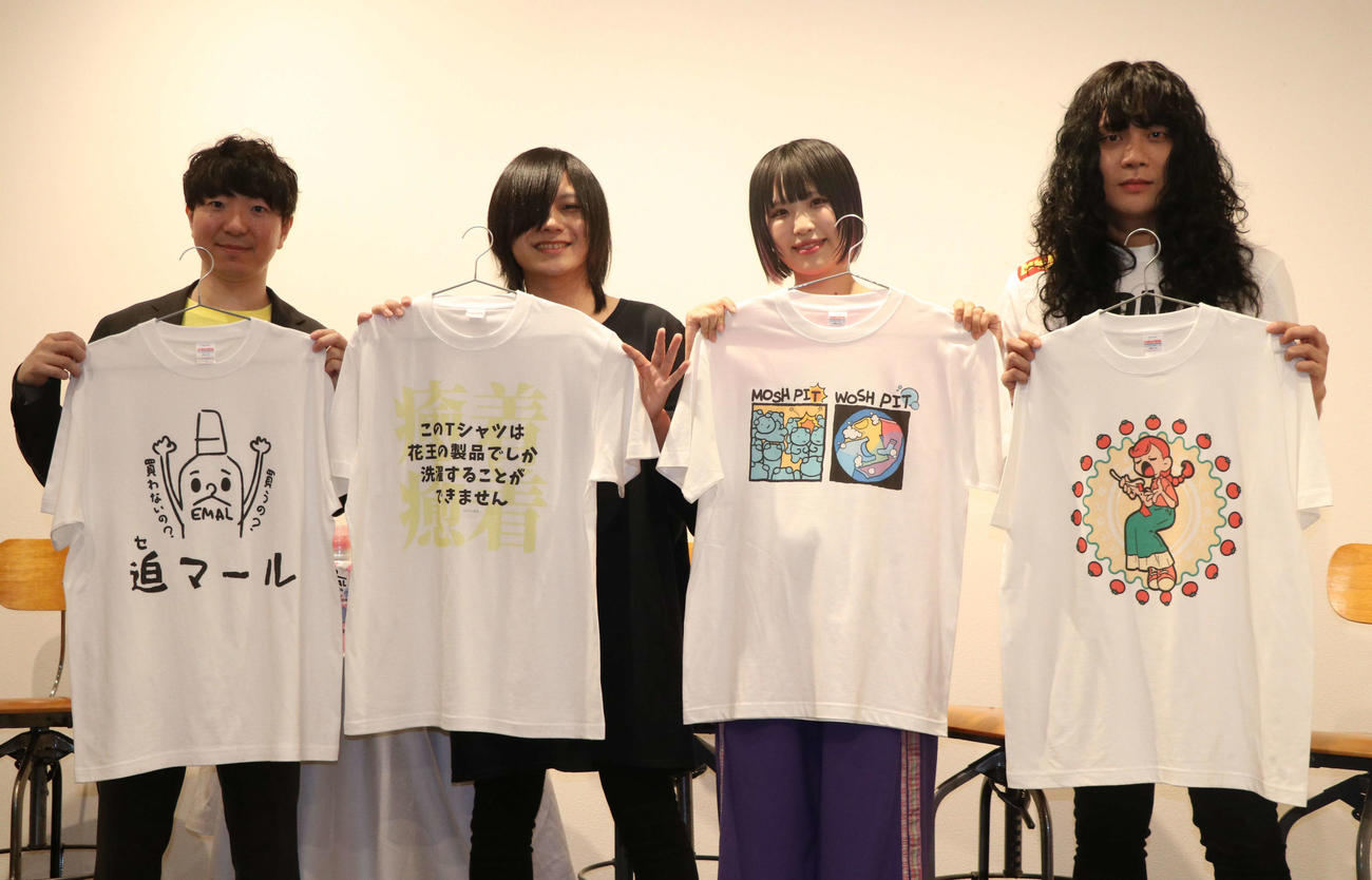 Tシャツコンテストで自身が選出した作品を手にするヤバイTシャツ屋さんの3人　左は花王社員（撮影・寺本吏輝）