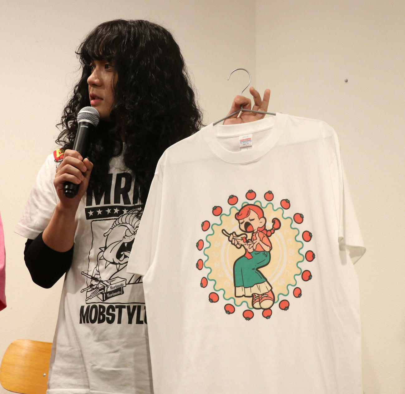 Tシャツコンテストで自身が選出した作品を手にするヤバイTシャツ屋さん・もりもりもと（撮影・寺本吏輝）