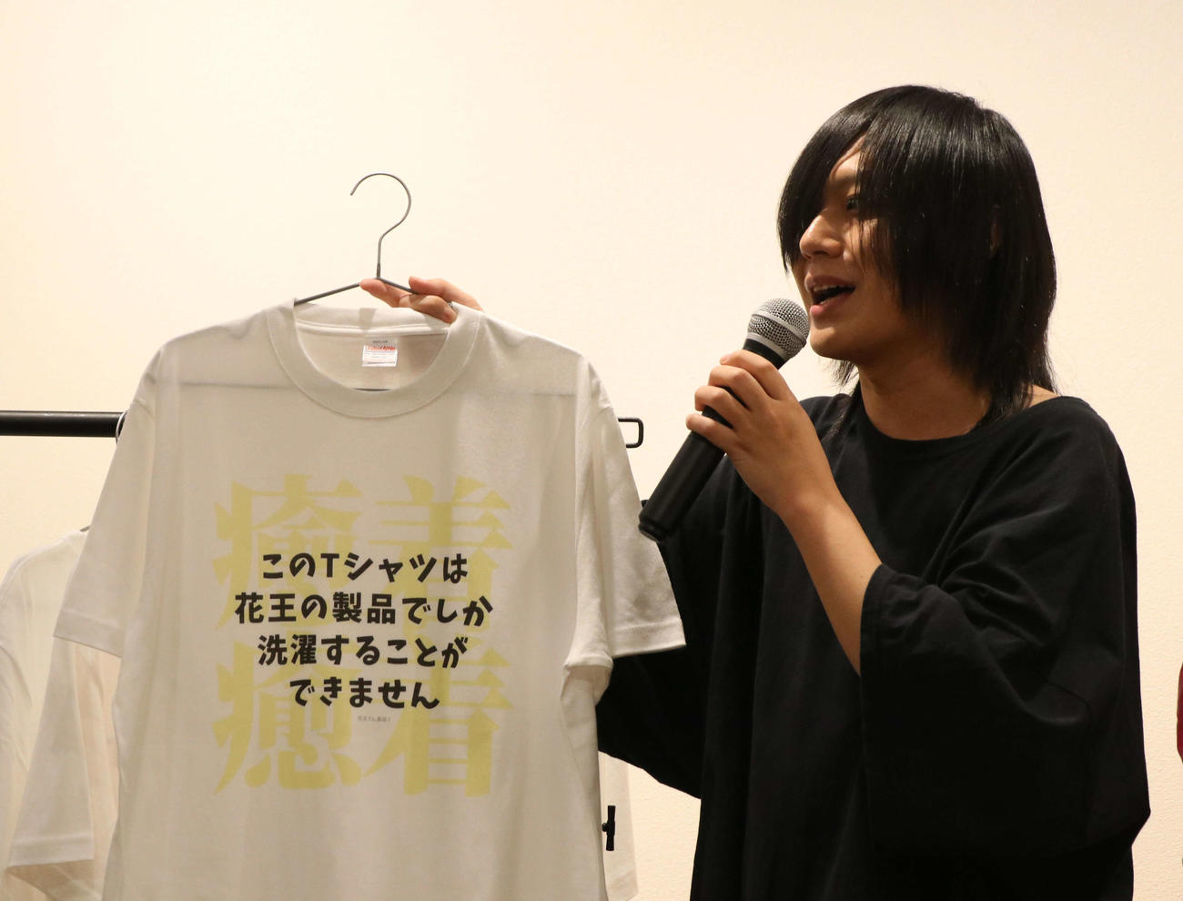 Tシャツコンテストで自身が選出した作品を手にするヤバイTシャツ屋さん・こやまたくや（撮影・寺本吏輝）