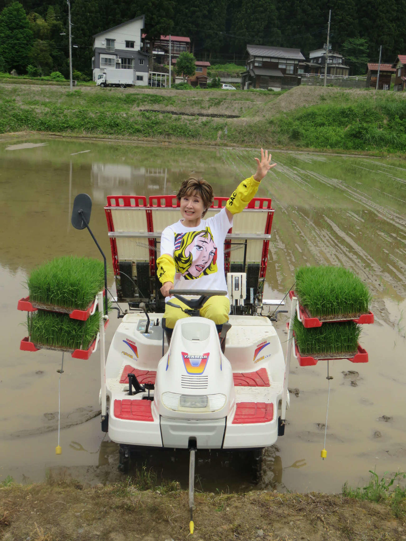 田植え機に乗って苗を植える小林幸子