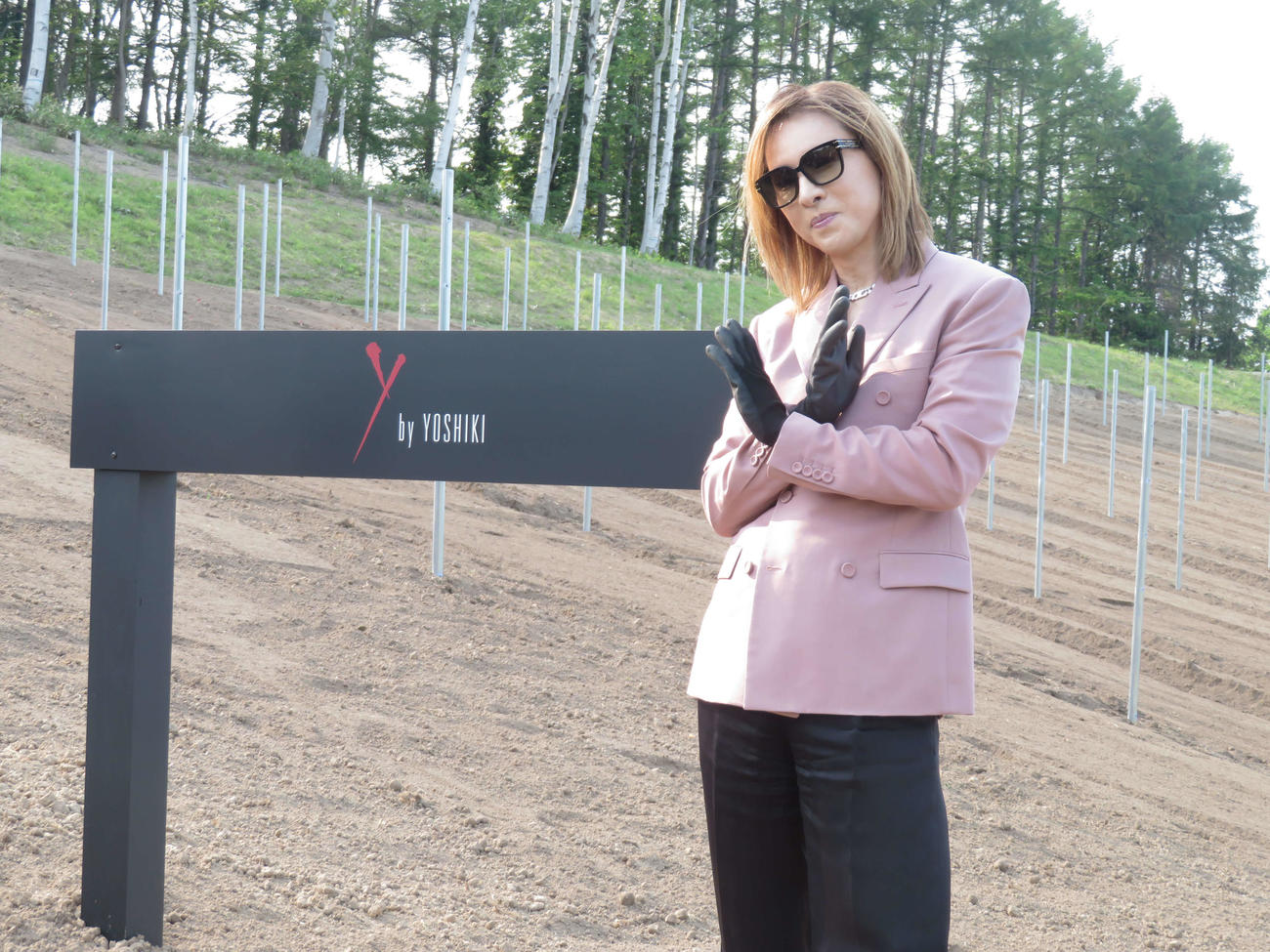 自身の畑でポーズを決めるYOSHIKI