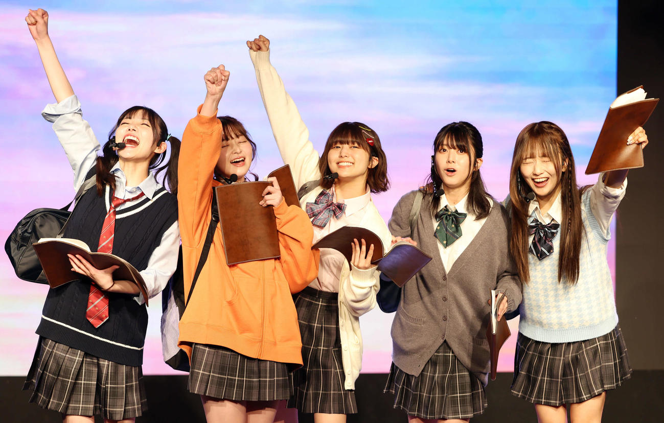 朗読演劇「ガールズ＆シーブズ～銀行強盗は放課後に～」の公開ゲネプロに臨んだ、左から佐倉ちひろ、山本杏、北野瑠華、大西桃香、森脇梨々夏（撮影・山本朝陽）