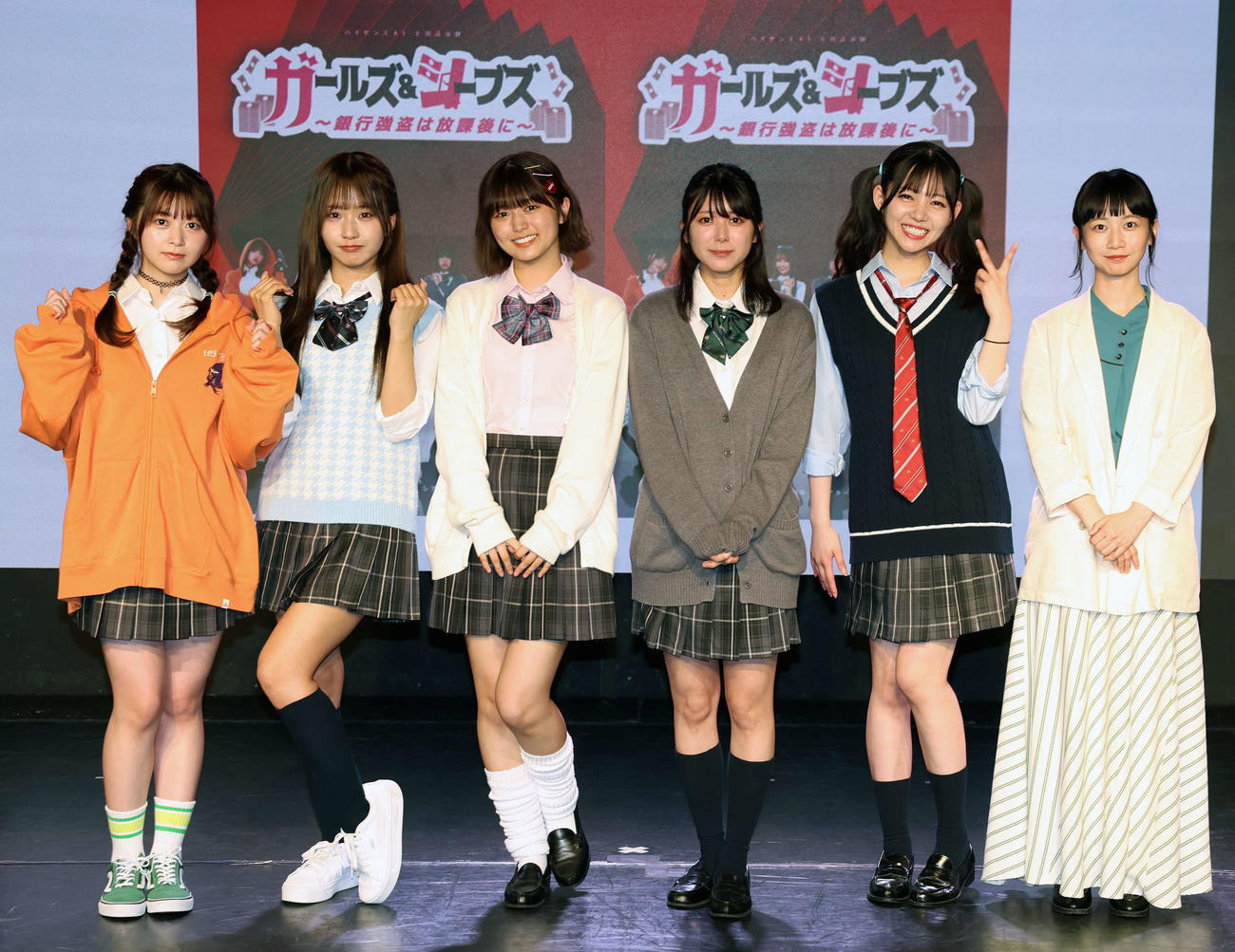 朗読演劇「ガールズ＆シーブズ～銀行強盗は放課後に～」の公開ゲネプロでフォトセッションを行った。左から山本杏、森脇梨々夏、北野瑠華、大西桃香、佐倉ちひろ、三戸なつめ（撮影・山本朝陽）