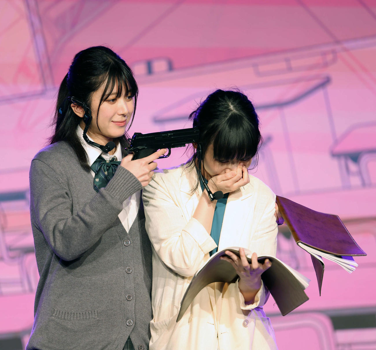 朗読演劇「ガールズ＆シーブズ～銀行強盗は放課後に～」の公開ゲネプロに臨んだ大西桃香（左）と三戸なつめ（撮影・山本朝陽）