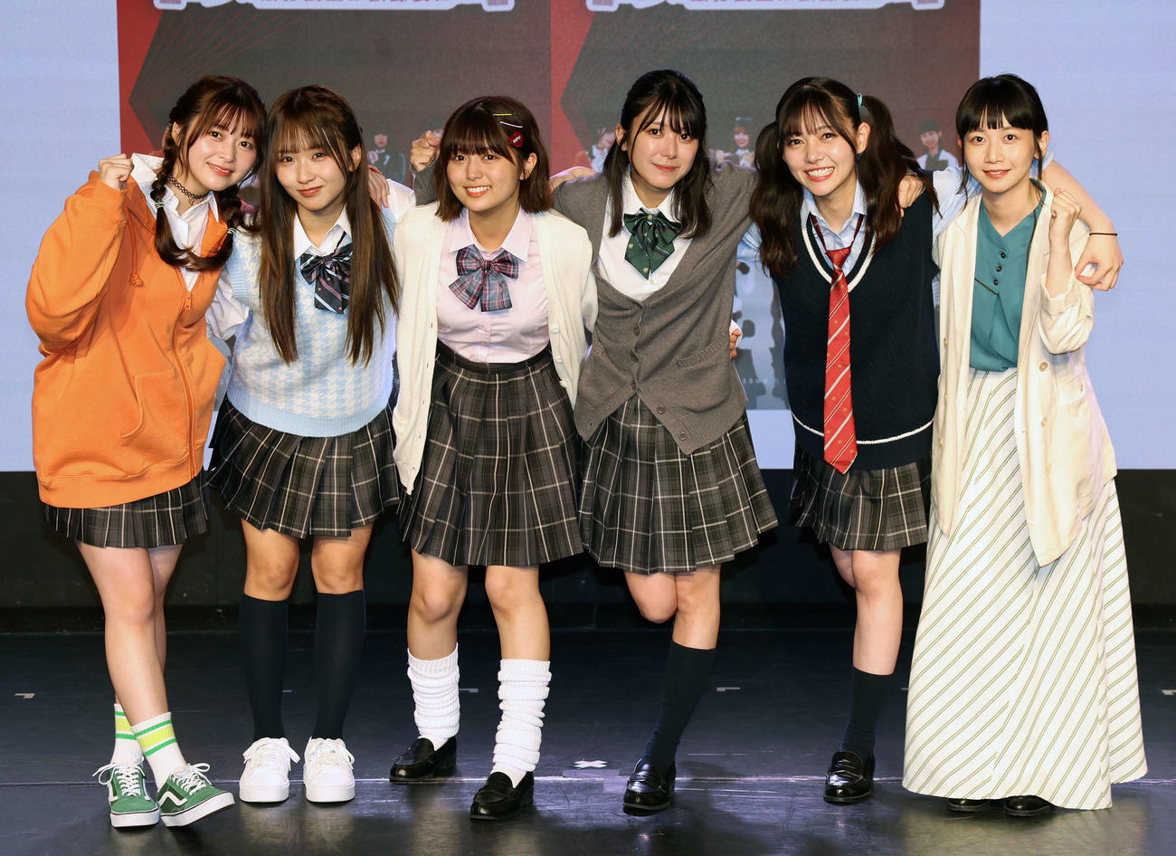 朗読演劇「ガールズ＆シーブズ～銀行強盗は放課後に～」の公開ゲネプロでフォトセッションを行った。左から山本杏、森脇梨々夏、北野瑠華、大西桃香、佐倉ちひろ、三戸なつめ（撮影・山本朝陽）
