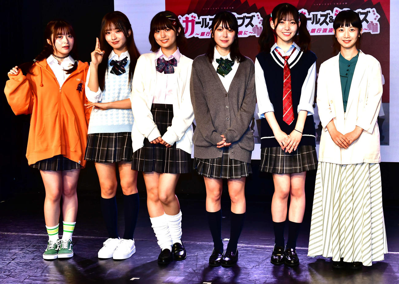 朗読演劇「ガールズ＆シーブス～銀行強盗は放課後に～」の取材会に出席した、左から山本杏、森脇梨々夏、北野瑠華、大西桃香、佐倉ちひろ、三戸なつめ（撮影・松尾幸之介）