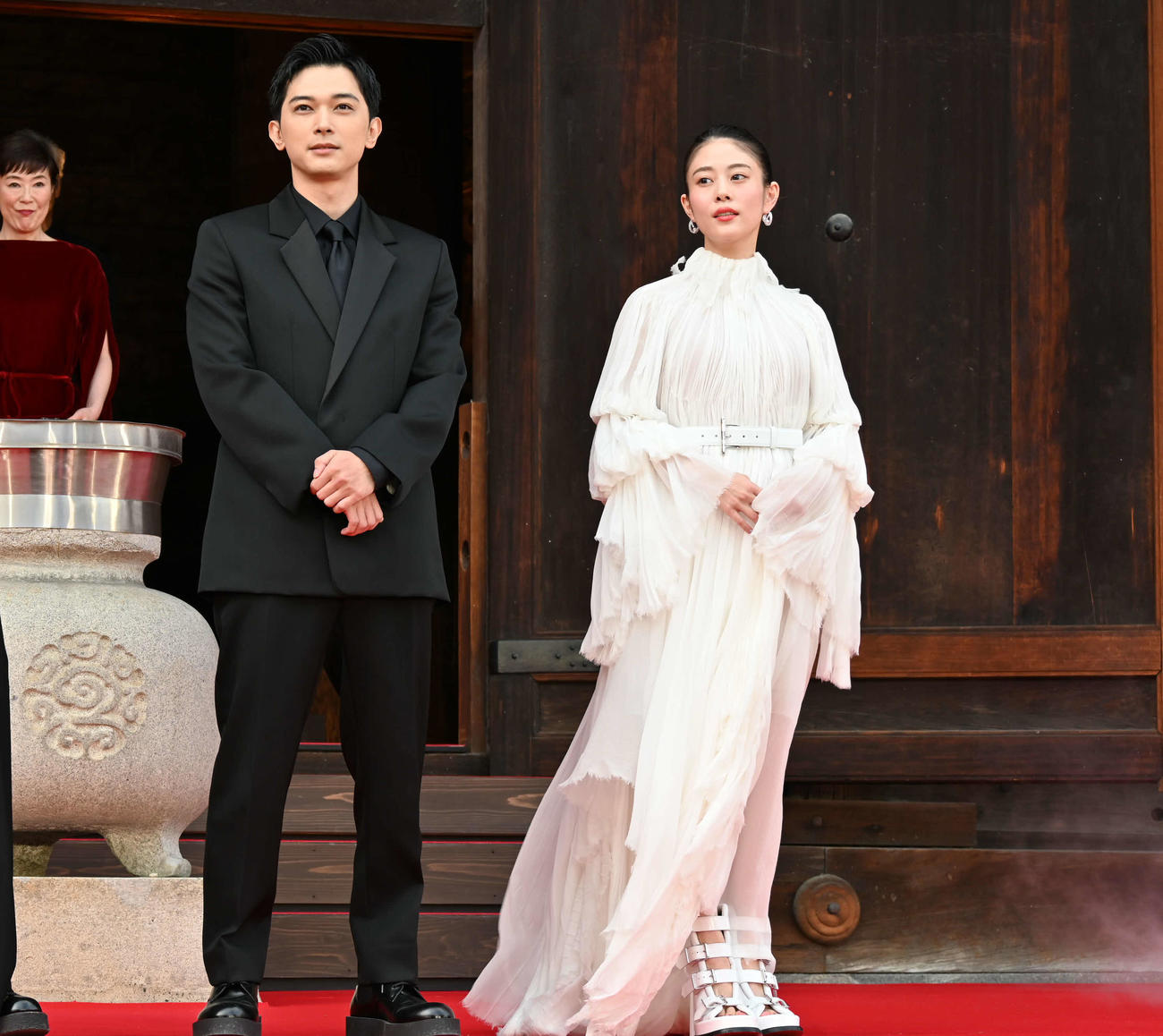 世界遺産「東寺」で行われた映画「国宝」ジャパンプレミアに出席した吉沢亮（左）、高畑充希（撮影・松浦隆司）