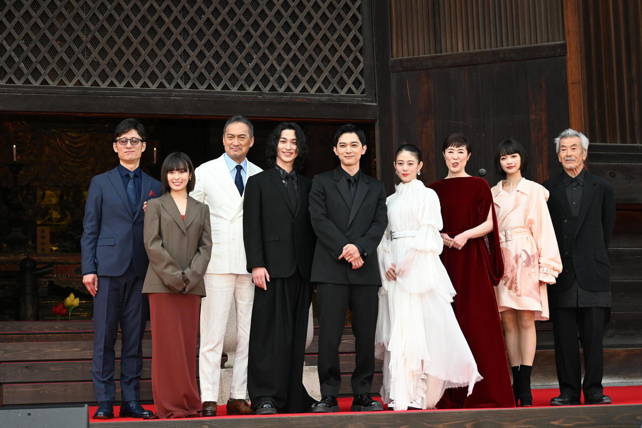 世界遺産「東寺」で行われた映画「国宝」ジャパンプレミアに出席した左から李相日監督、森七菜、渡辺謙、横浜流星、吉沢亮、高畑充希、寺島しのぶ、見上愛、田中泯（撮影・松浦隆司）