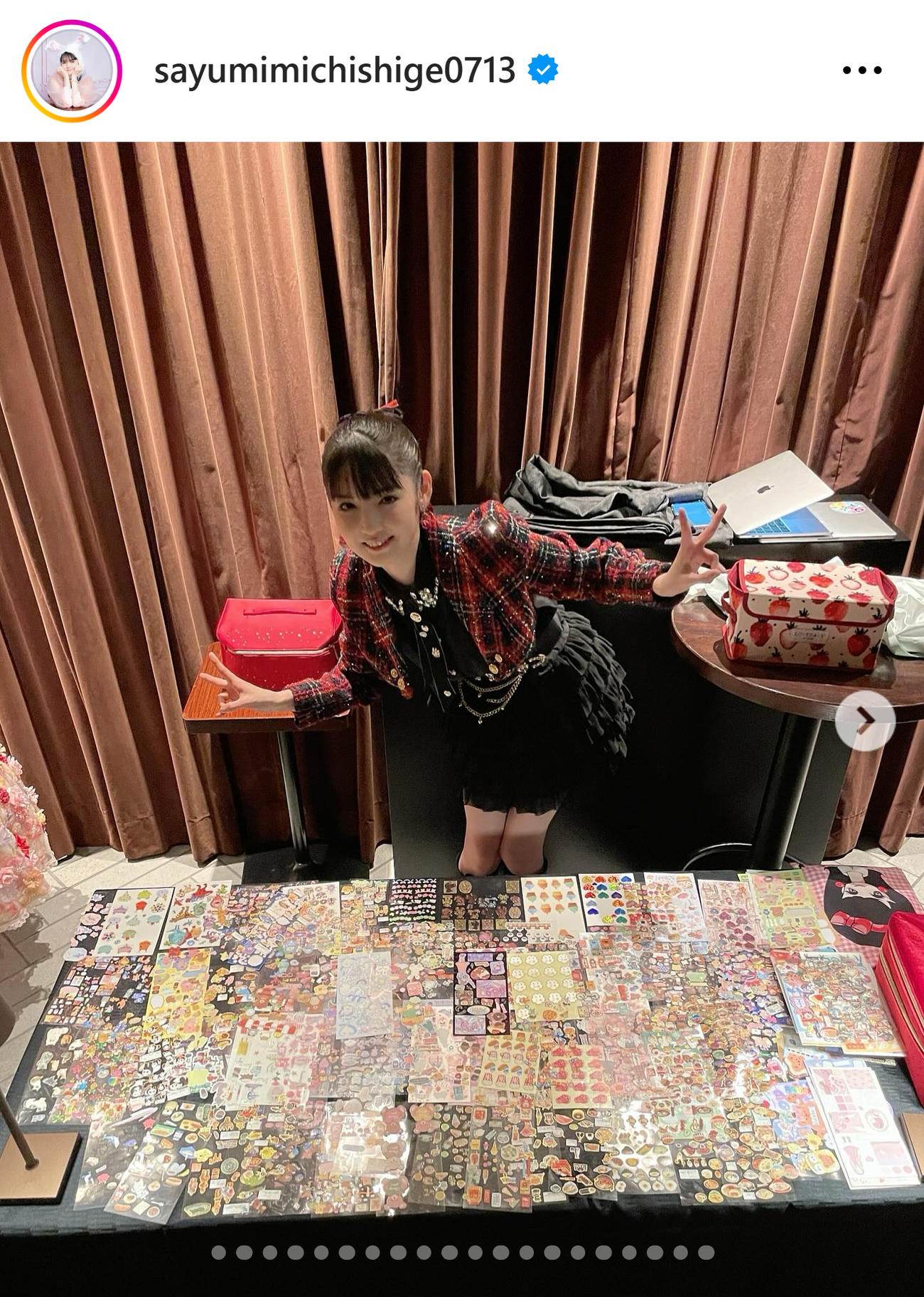 ファンのシールを前に笑顔の道重さゆみ（道重さゆみのインスタグラムから）