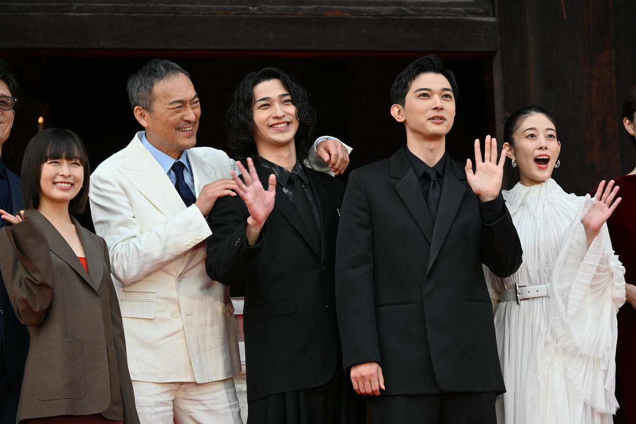 世界遺産「東寺」で行われた映画「国宝」ジャパンプレミアに出席した左から森七菜、渡辺謙、横浜流星、吉沢亮、高畑充希（撮影・松浦隆司）