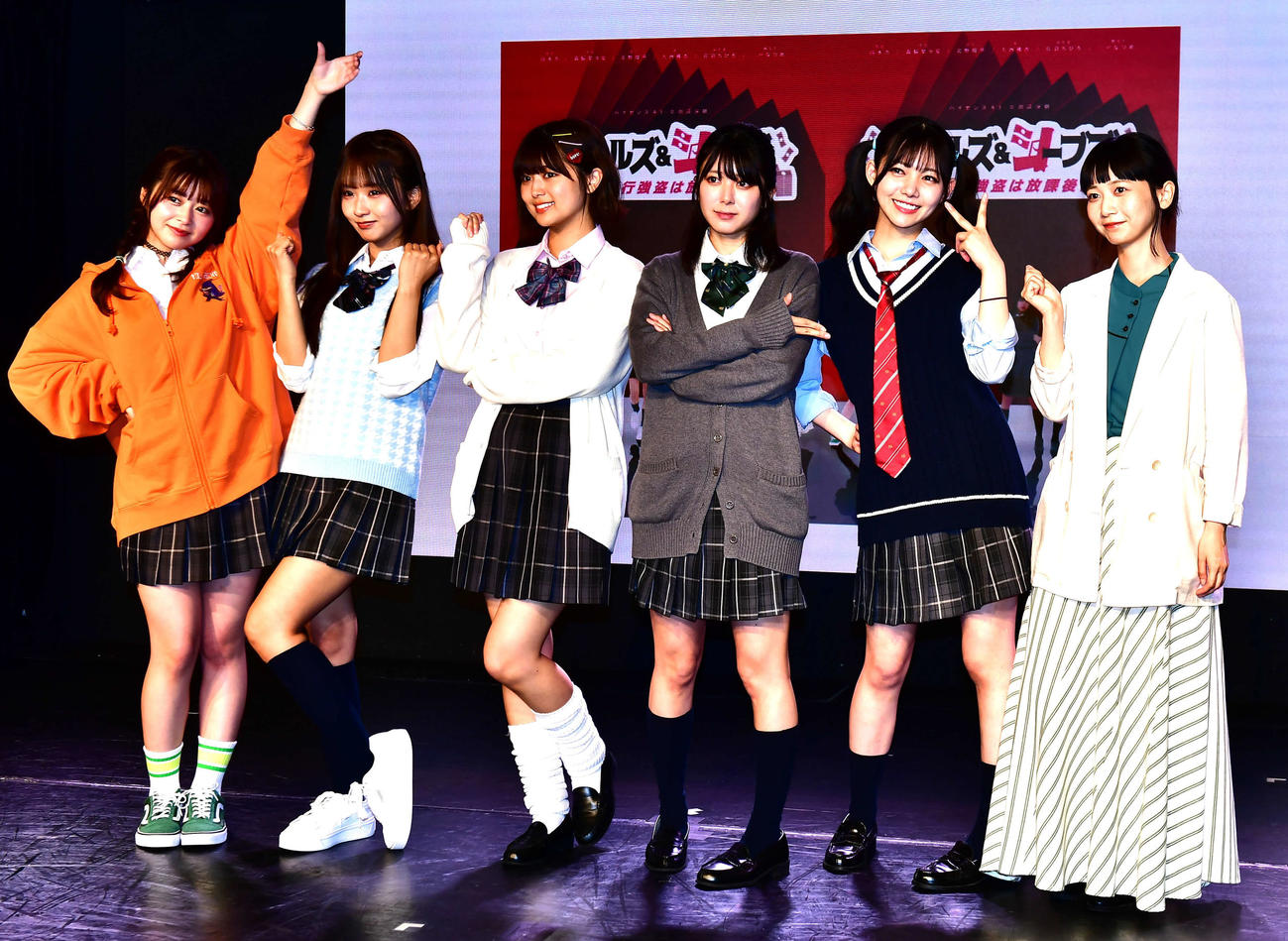 朗読演劇「ガールズ＆シーブス～銀行強盗は放課後に～」の取材会に出席した、左から山本杏、森脇梨々夏、北野瑠華、大西桃香、佐倉ちひろ、三戸なつめ（撮影・松尾幸之介）