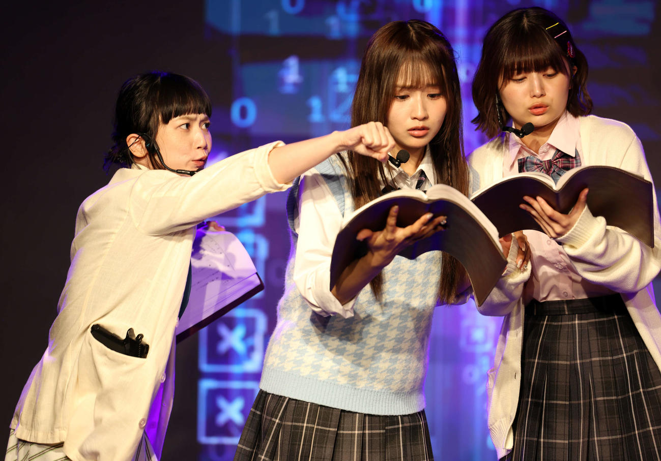 朗読演劇「ガールズ＆シーブズ～銀行強盗は放課後に～」の公開ゲネプロに臨んだ、左から三戸なつめ、森脇梨々夏、北野瑠華（撮影・山本朝陽）