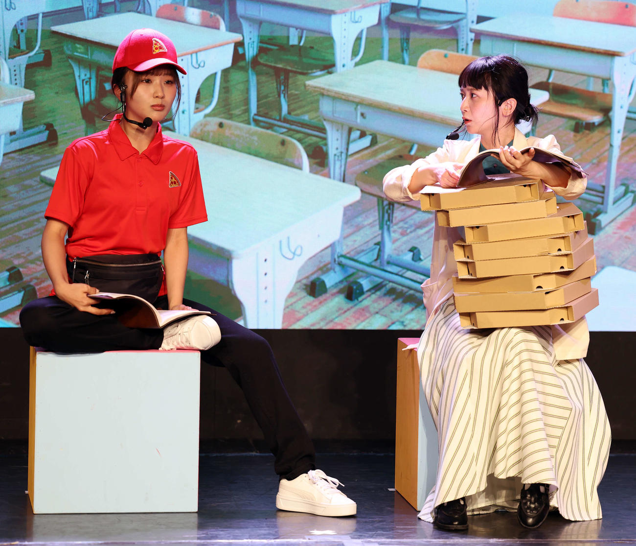 朗読演劇「ガールズ＆シーブズ～銀行強盗は放課後に～」の公開ゲネプロに臨んだ森脇梨々夏（左）と三戸なつめ（撮影・山本朝陽）