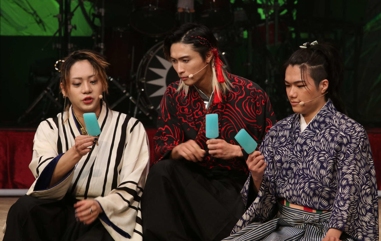 舞台「近松忠臣蔵」で熱演する、左から佐藤流司、橋本良亮、瀧陽次朗（撮影・山本佳央）