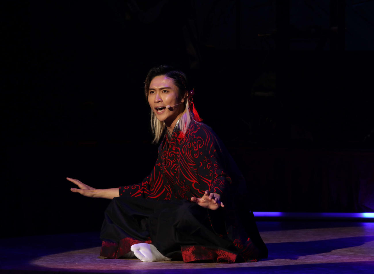 舞台「近松忠臣蔵」で熱演する橋本良亮（撮影・山本佳央）