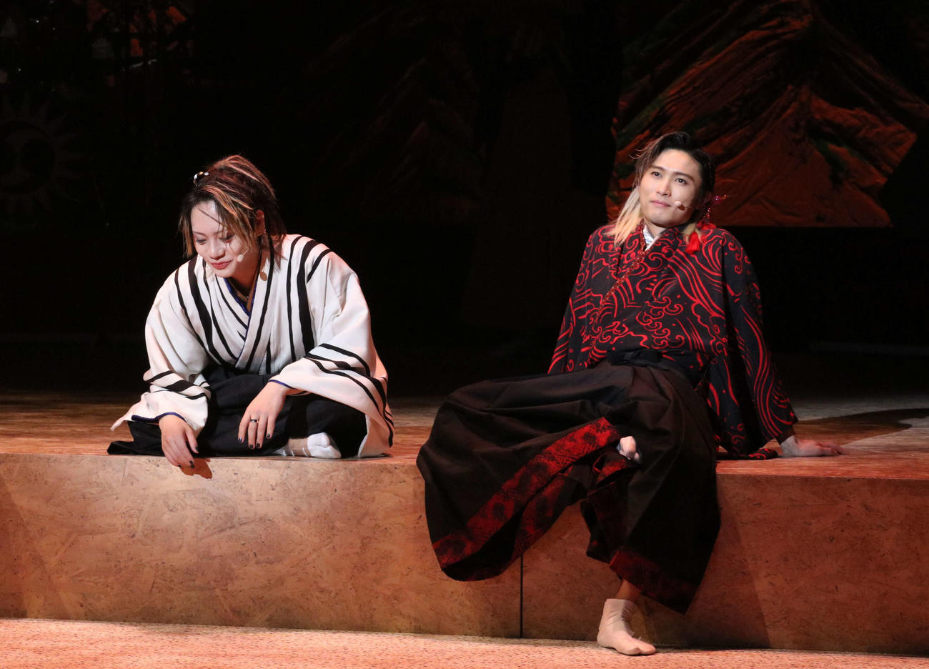 舞台「近松忠臣蔵」で熱演する佐藤流司（左）と橋本良亮（撮影・山本佳央）