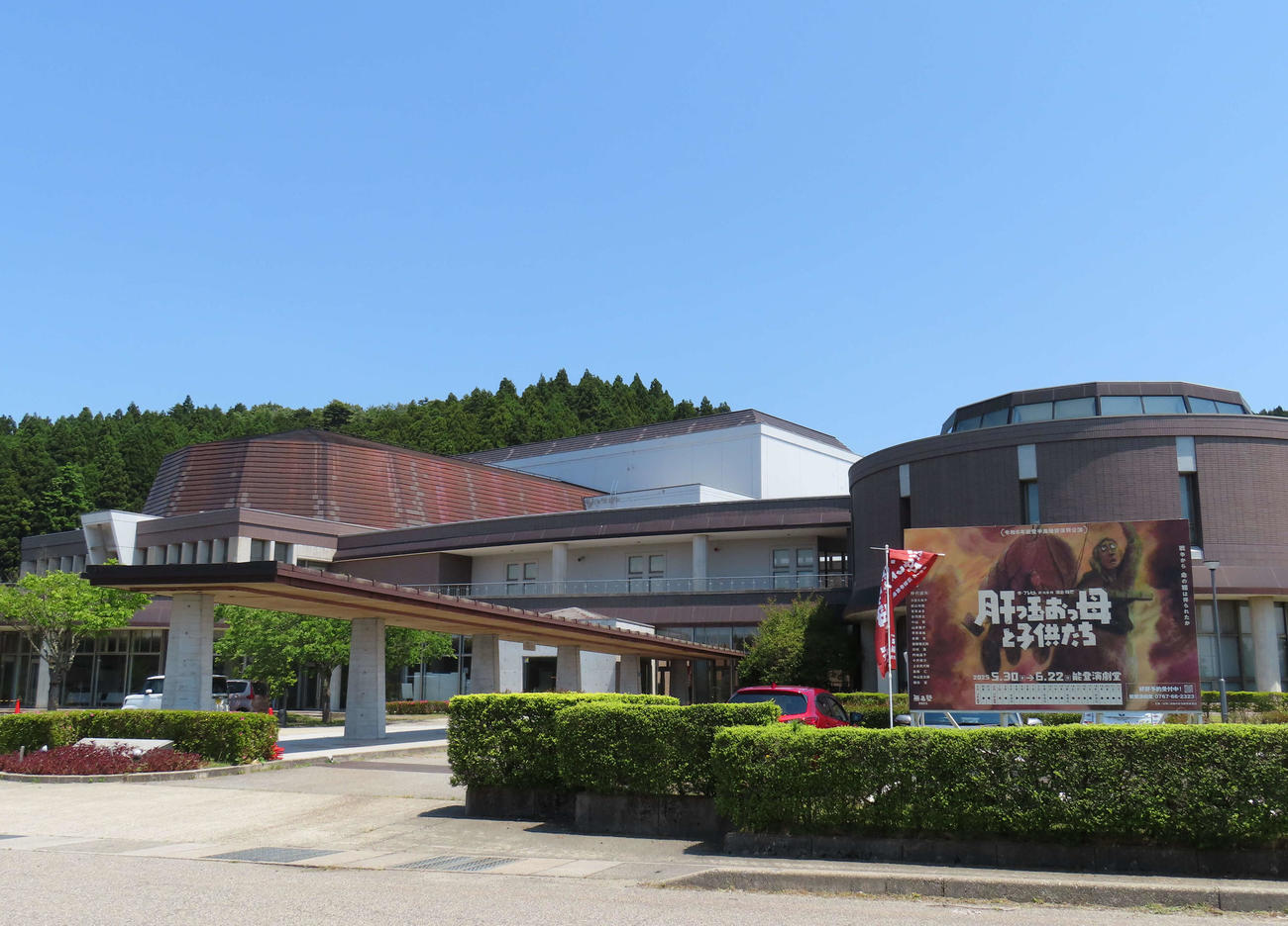 舞台「肝っ玉おっ母と子供たち」を上演する能登演劇堂（撮影・小林千穂）