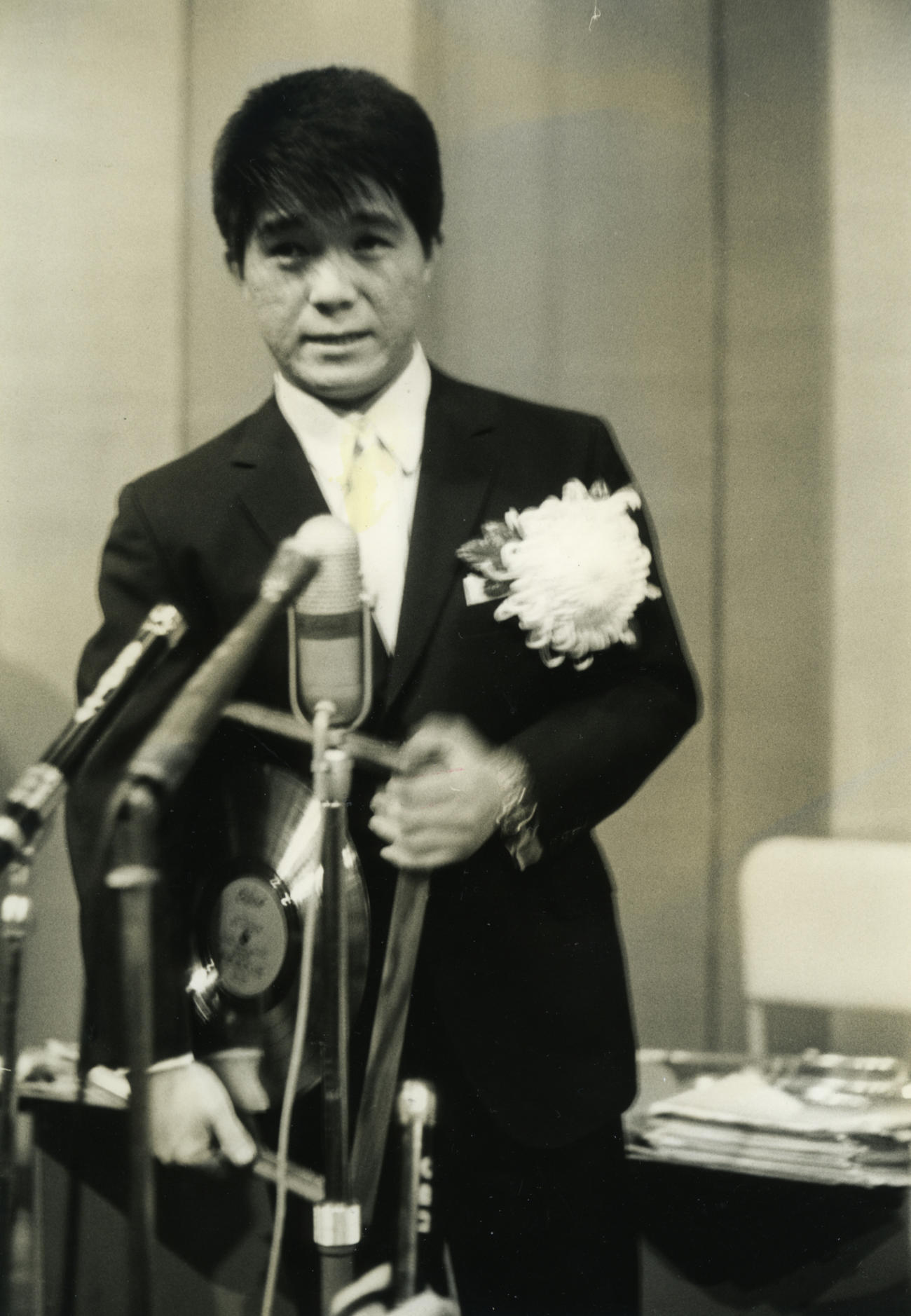 全米レコード協会のゴールドディスクを受賞した坂本九（1964年5月、東京・虎ノ門のホテルオークラ）