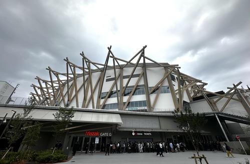 純白衣装の岩田剛典＆遠藤さくら、横並びでにっこり オープンカーでIG